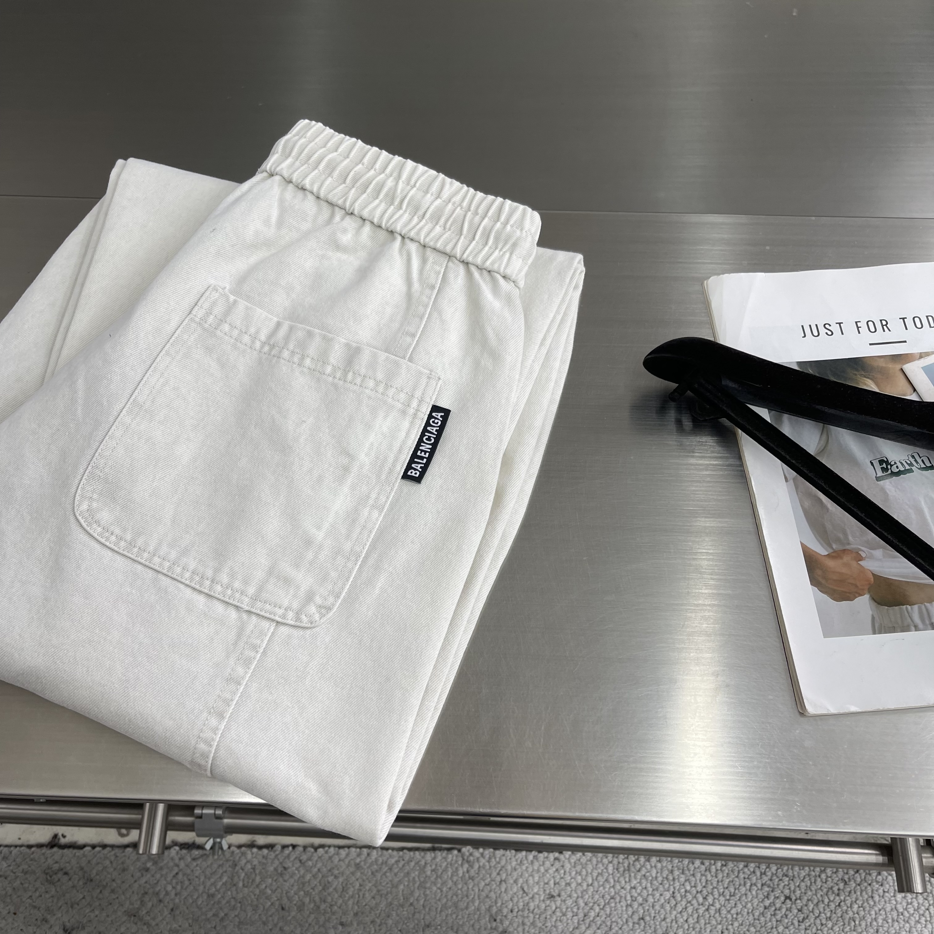 Джинсы мужские Balenciaga свободные белого цвета с резинкой
