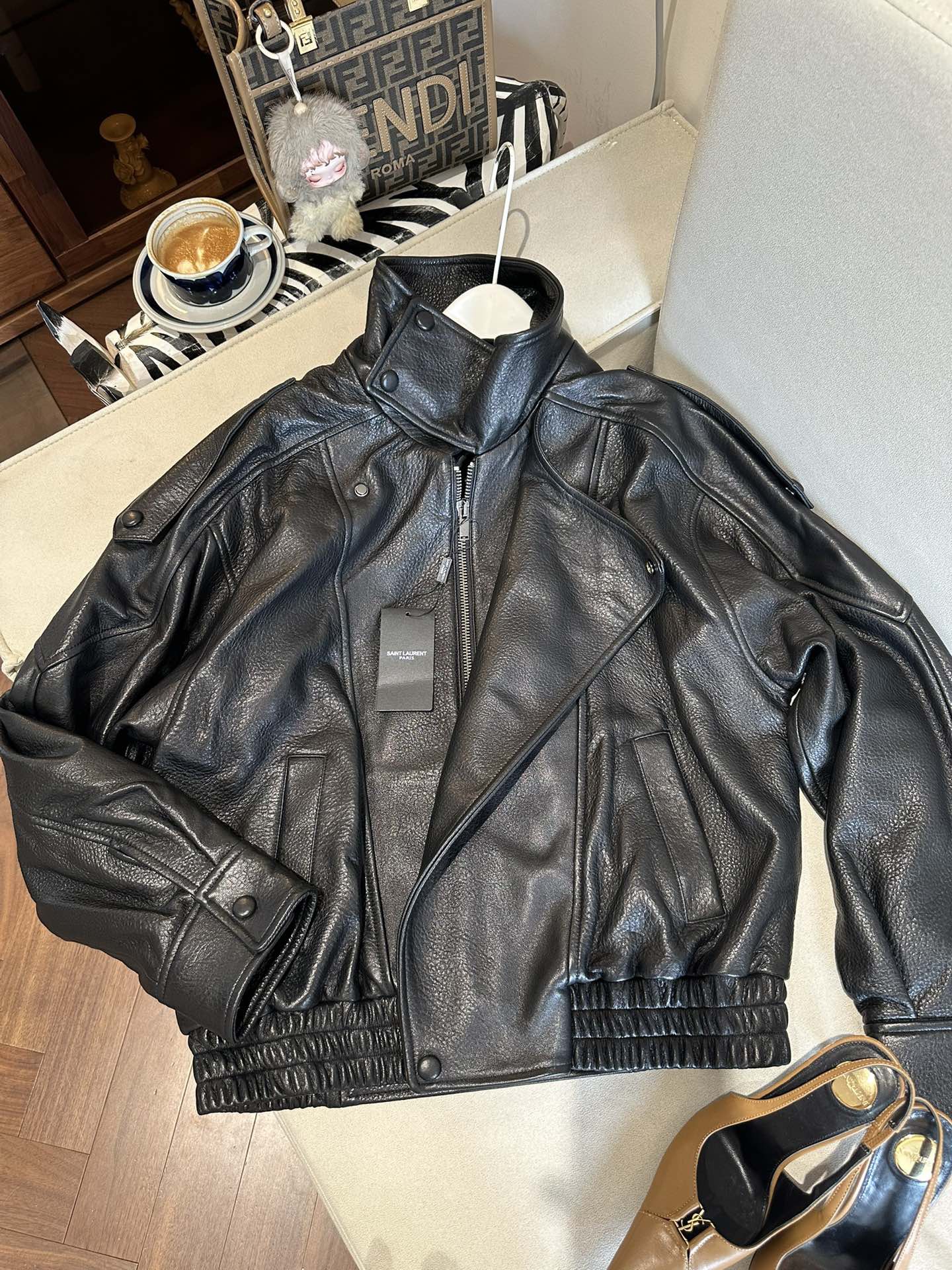 Куртка женская в стиле Saint Laurent из натуральной кожи чёрного цвета укороченная с эластичным поясом