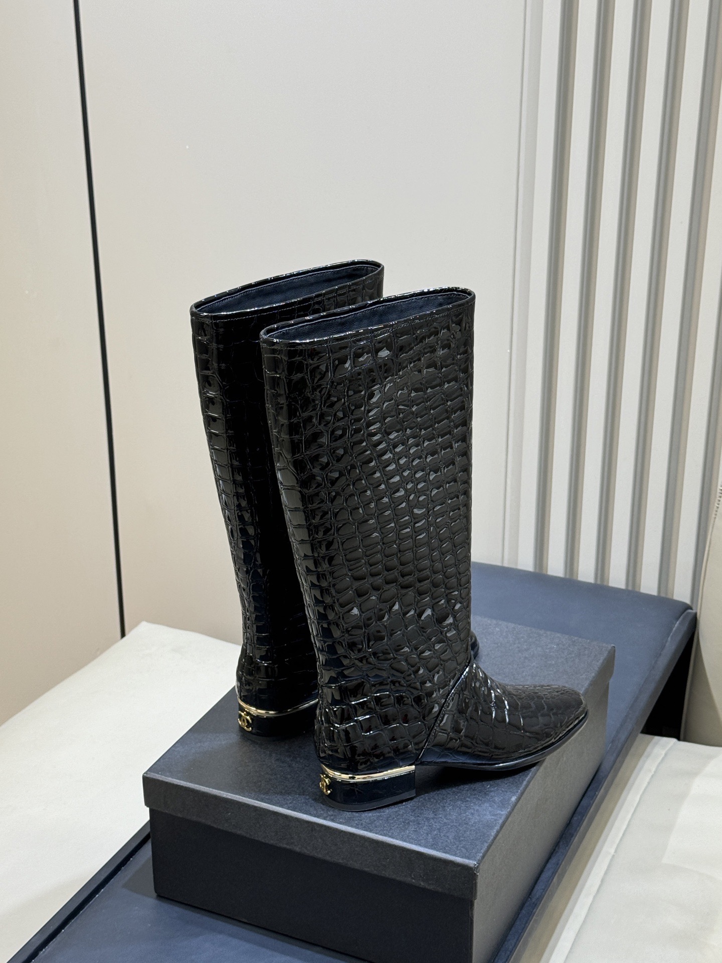 Сапоги женские Chanel Métiers d’art High Boots черного цвета