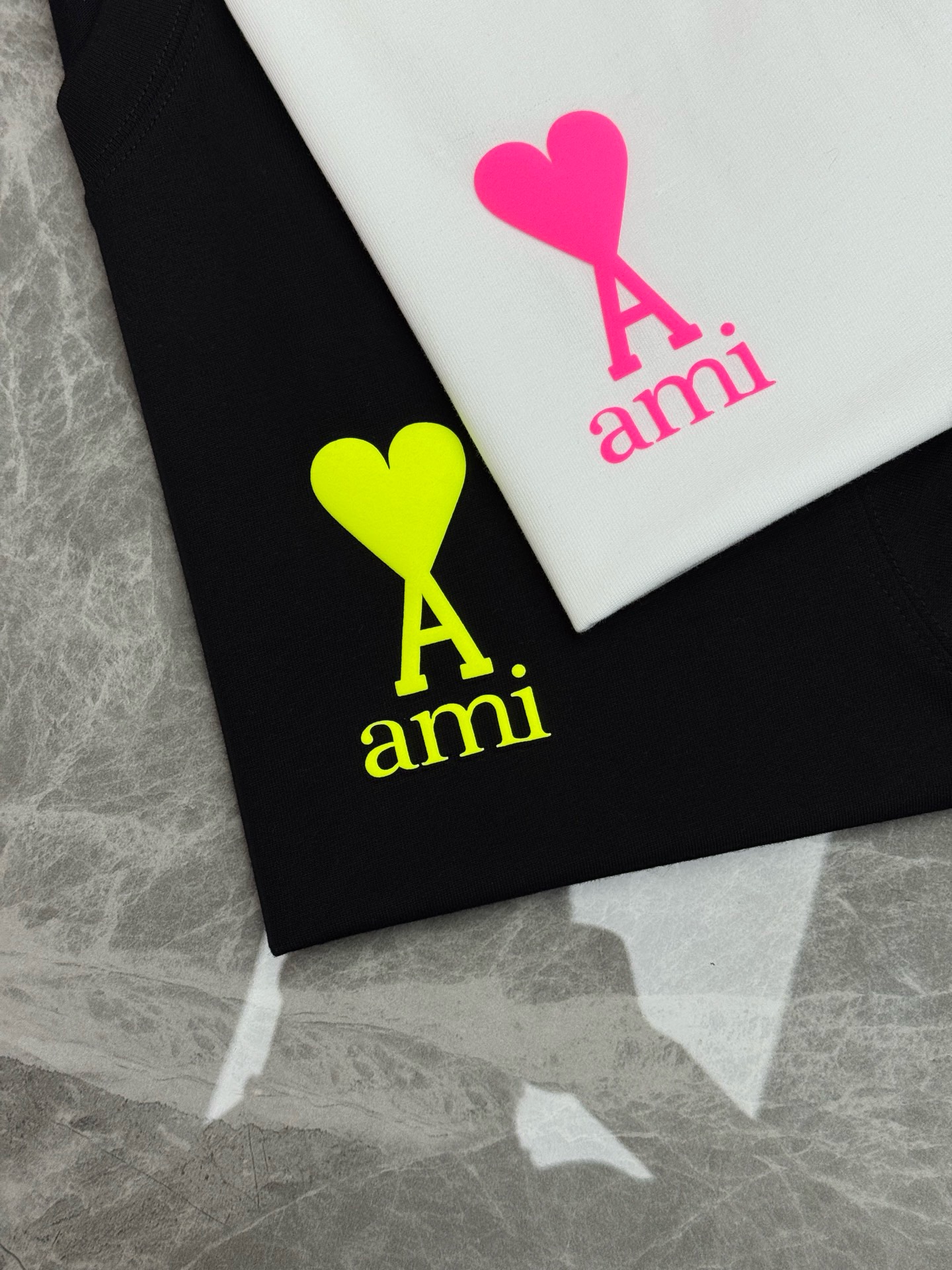 Футболка мужская в стиле AMI Paris с флуоресцентным логотипом