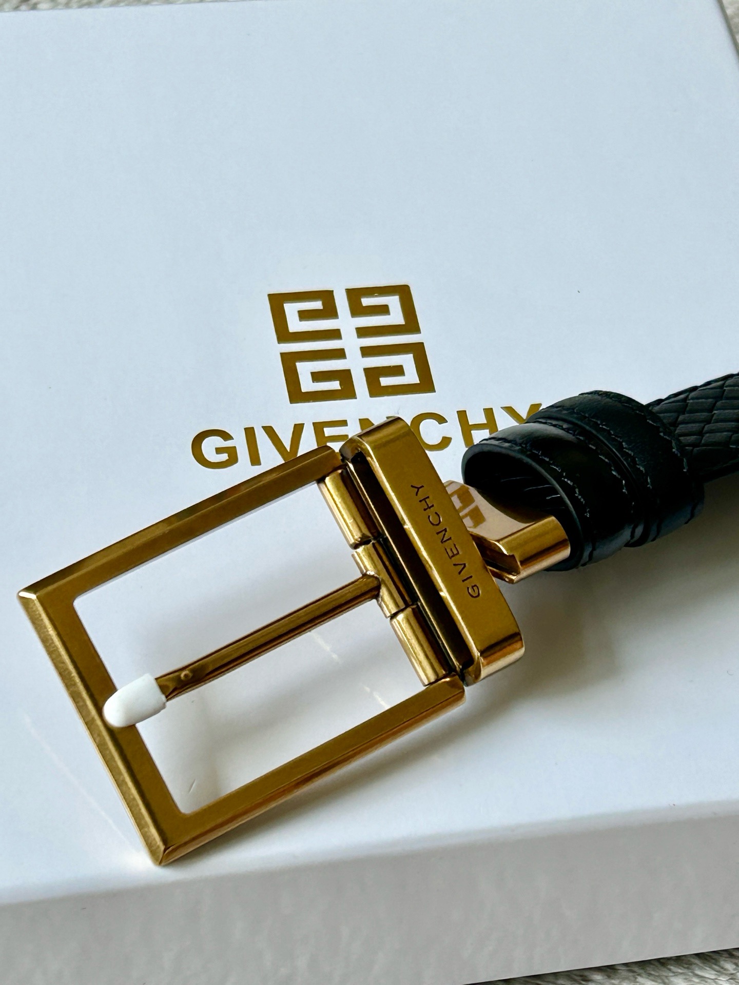 Ремень мужской Givenchy чёрного цвета и пряжкой золотого цвета