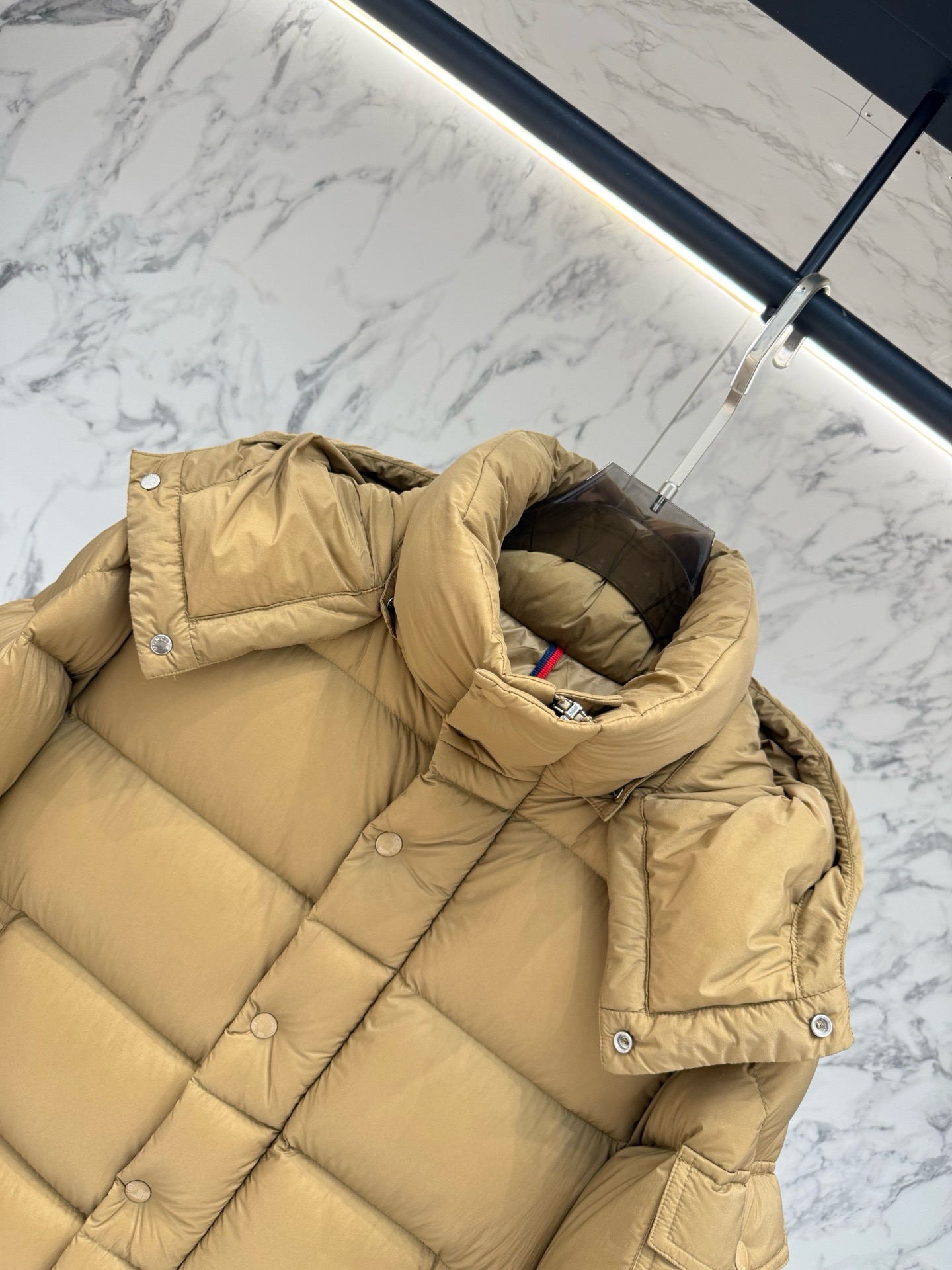 Пуховик мужской Moncler Maya песочно-бежевого цвета с натуральным пухом