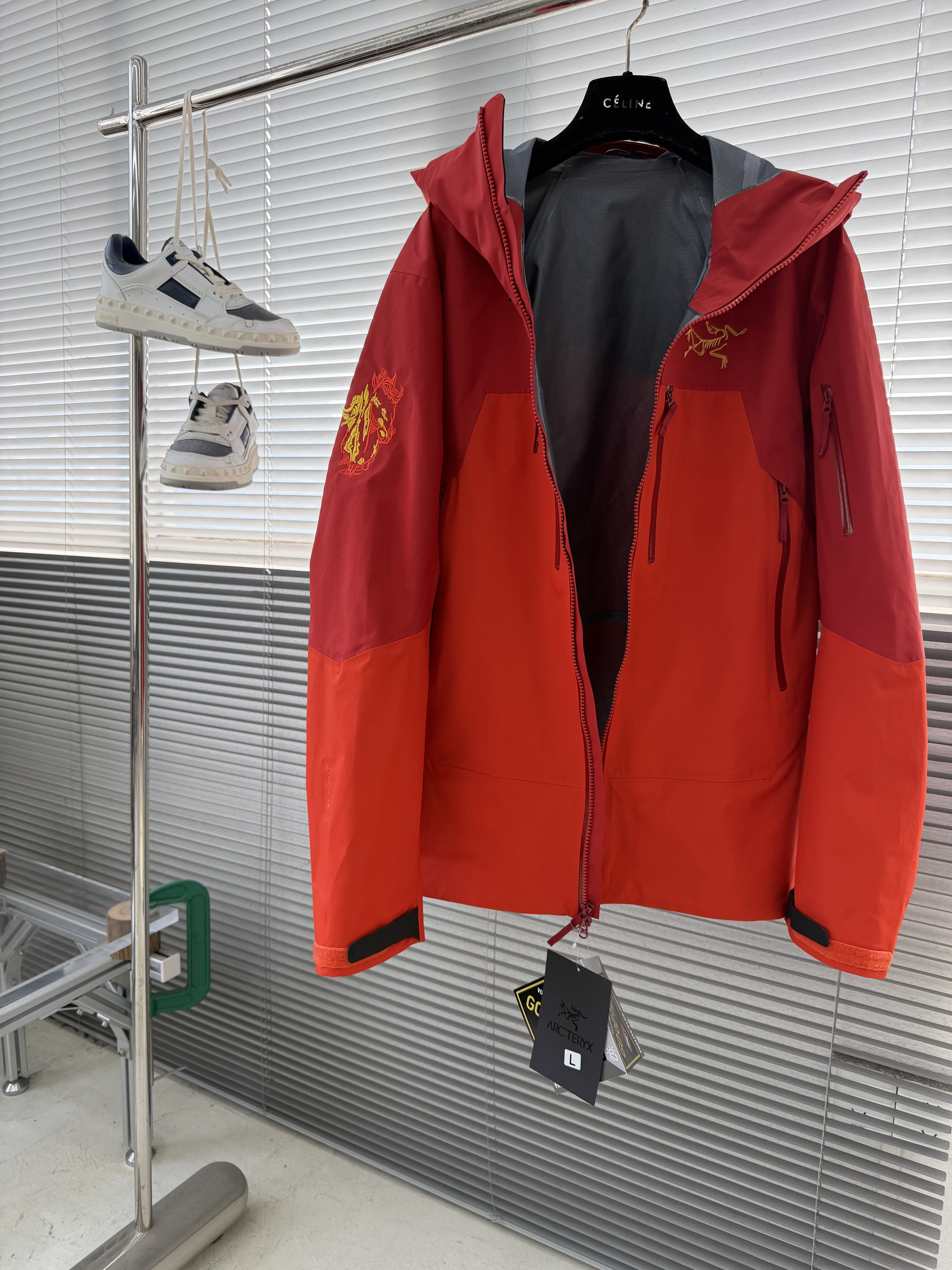 Куртка унисекс в стиле Arc’teryx Alpha SV  красного цвета с вышивкой