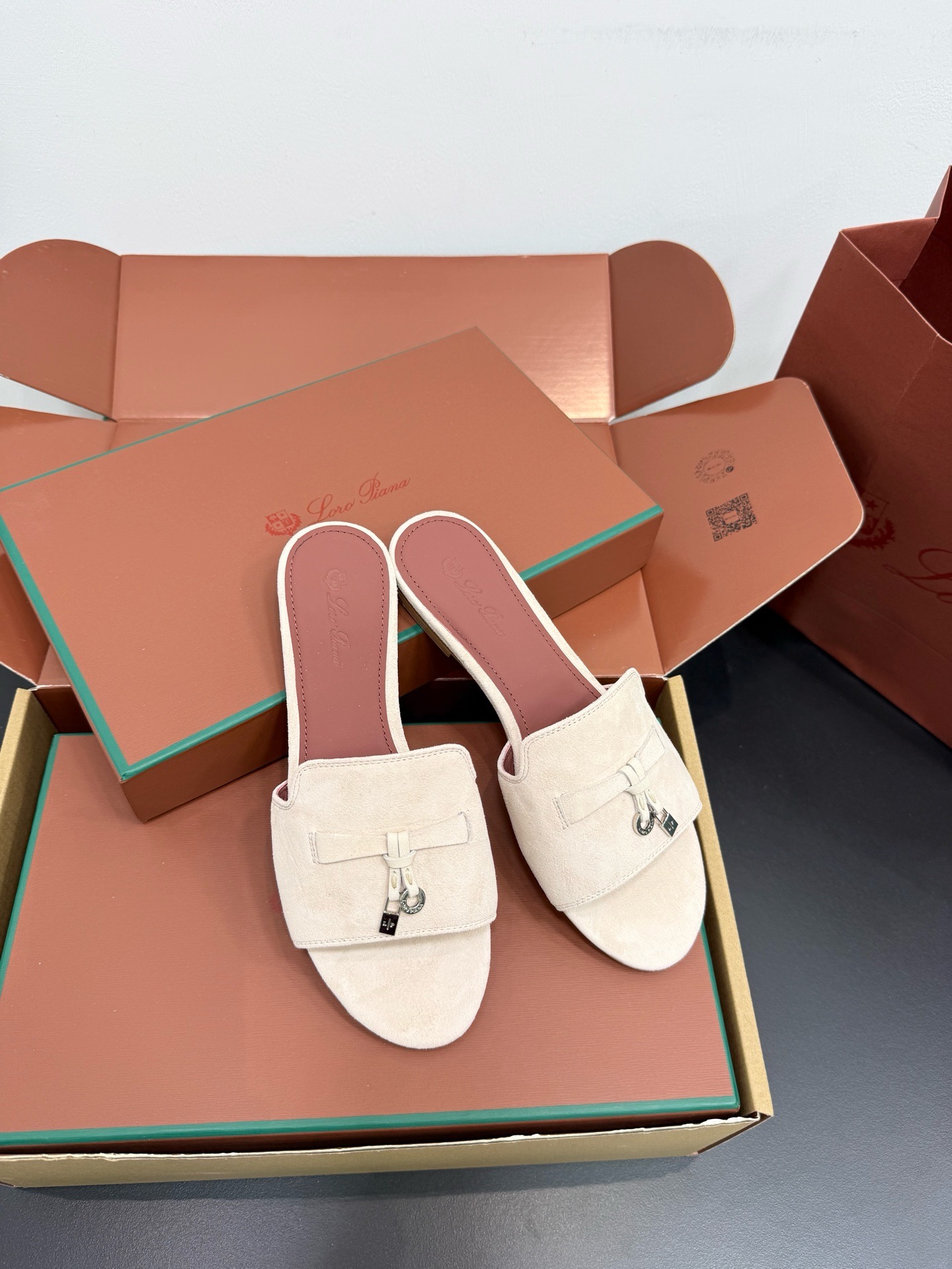 Шлепанцы женские в стиле Loro Piana My Charms из натуральной замши молочного цвета