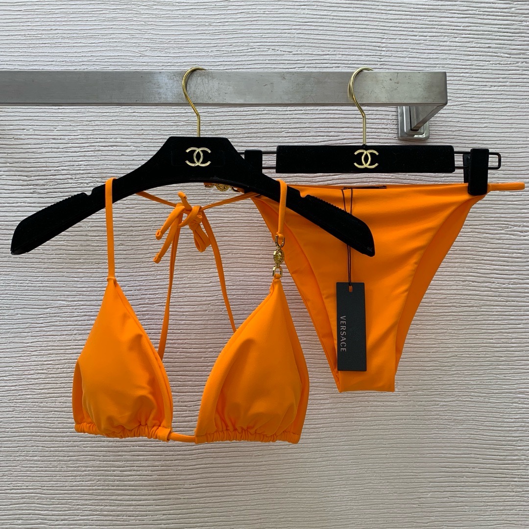 Купальник женский в стиле Versace оранжевого цвета с декоративной фурнитурой