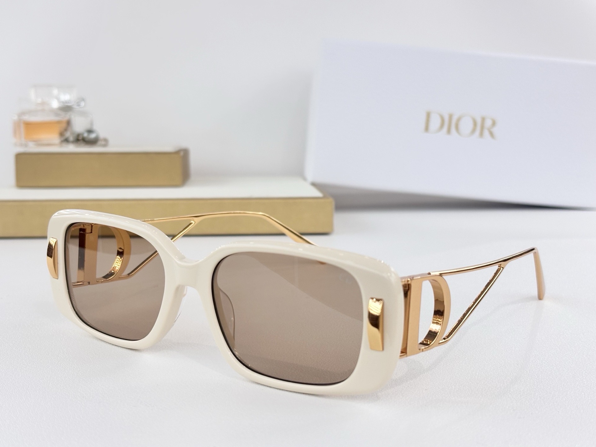 Очки солнцезащитные женские в стиле Dior DSGTA47UCK