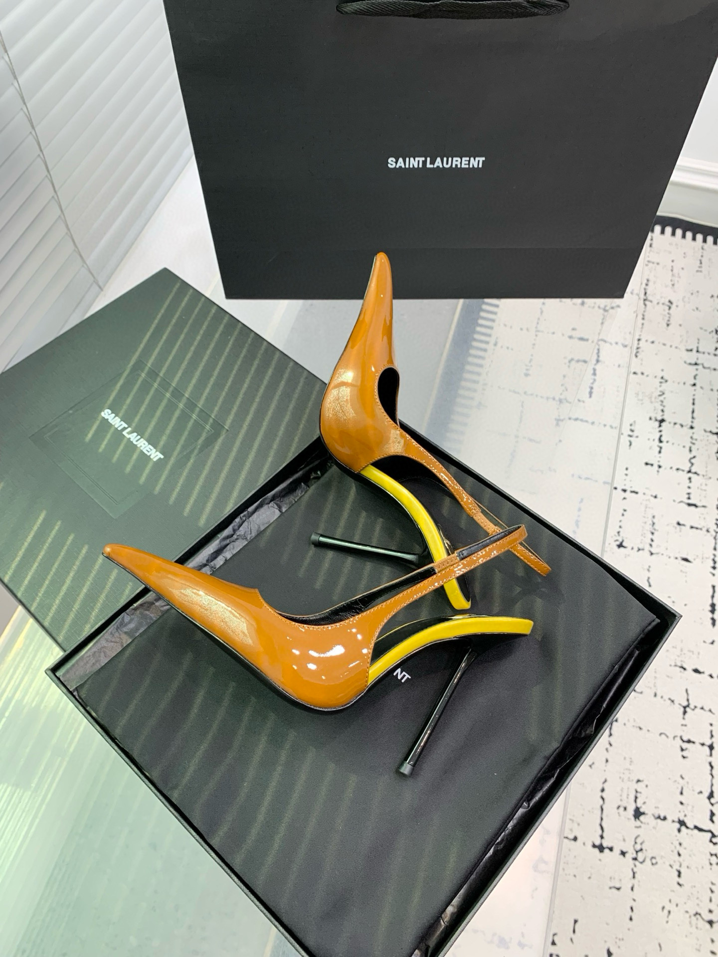Туфли женские Saint Laurent slingback карамельно-коричневого цвета
