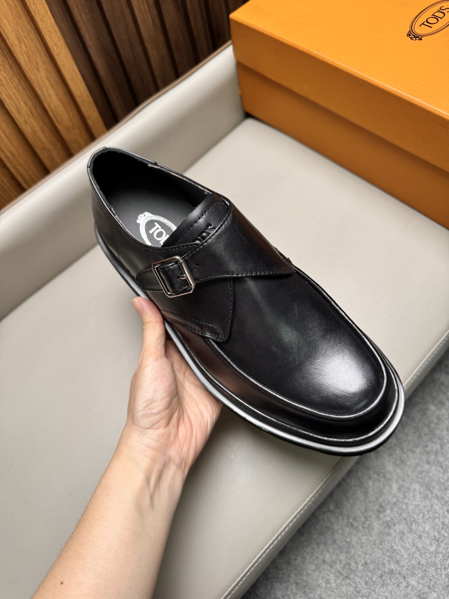 Лоферы мужские в стиле Tod’s черного цвета с пряжкой на массивной подошве