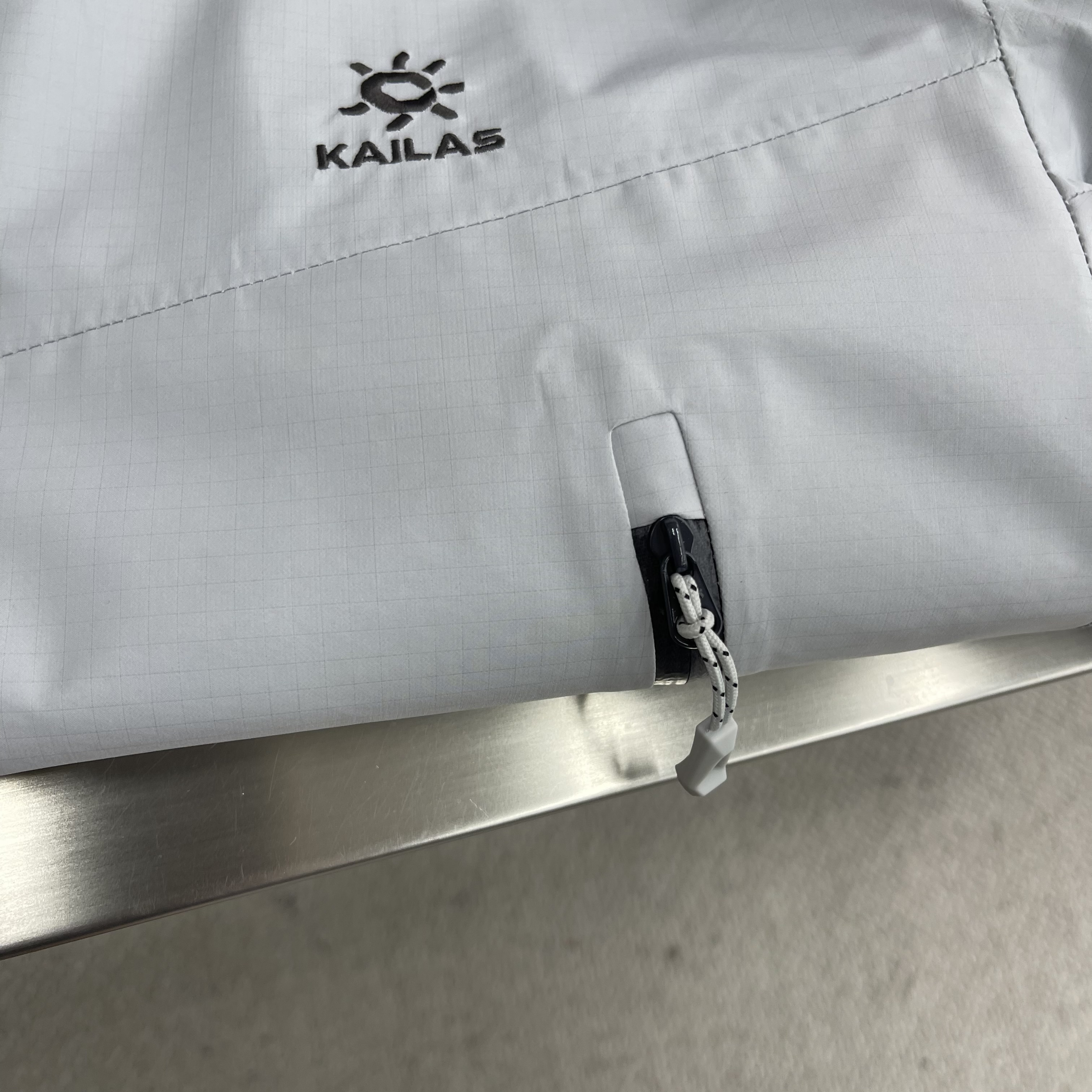 Куртка мужская Kailas softshell с капюшоном светло-серого цвета водо- и ветрозащитная