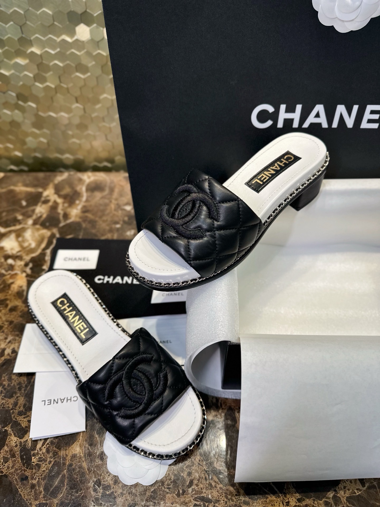 Мюли женские в стиле Chanel 25P чёрно-белого цвета