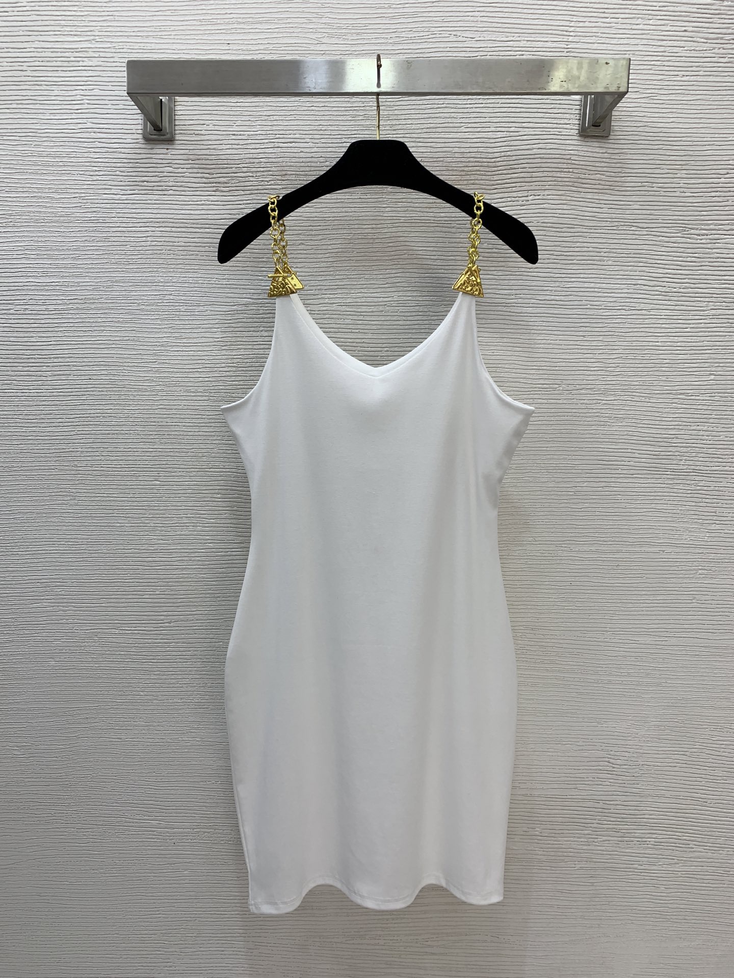 Платье женское в стиле Schiaparelli белого цвета на бретелях с декоративными цепочками