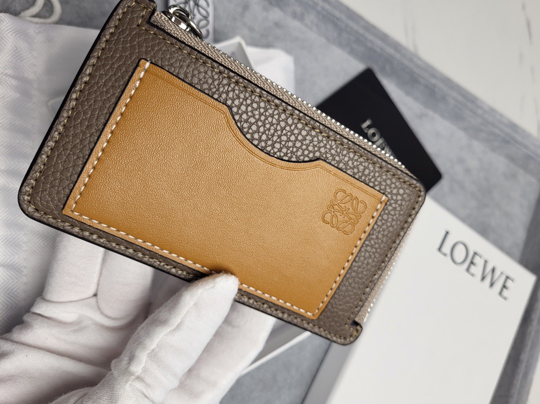 Картхолдер в стиле Loewe Anagram L1103 серого  цвета