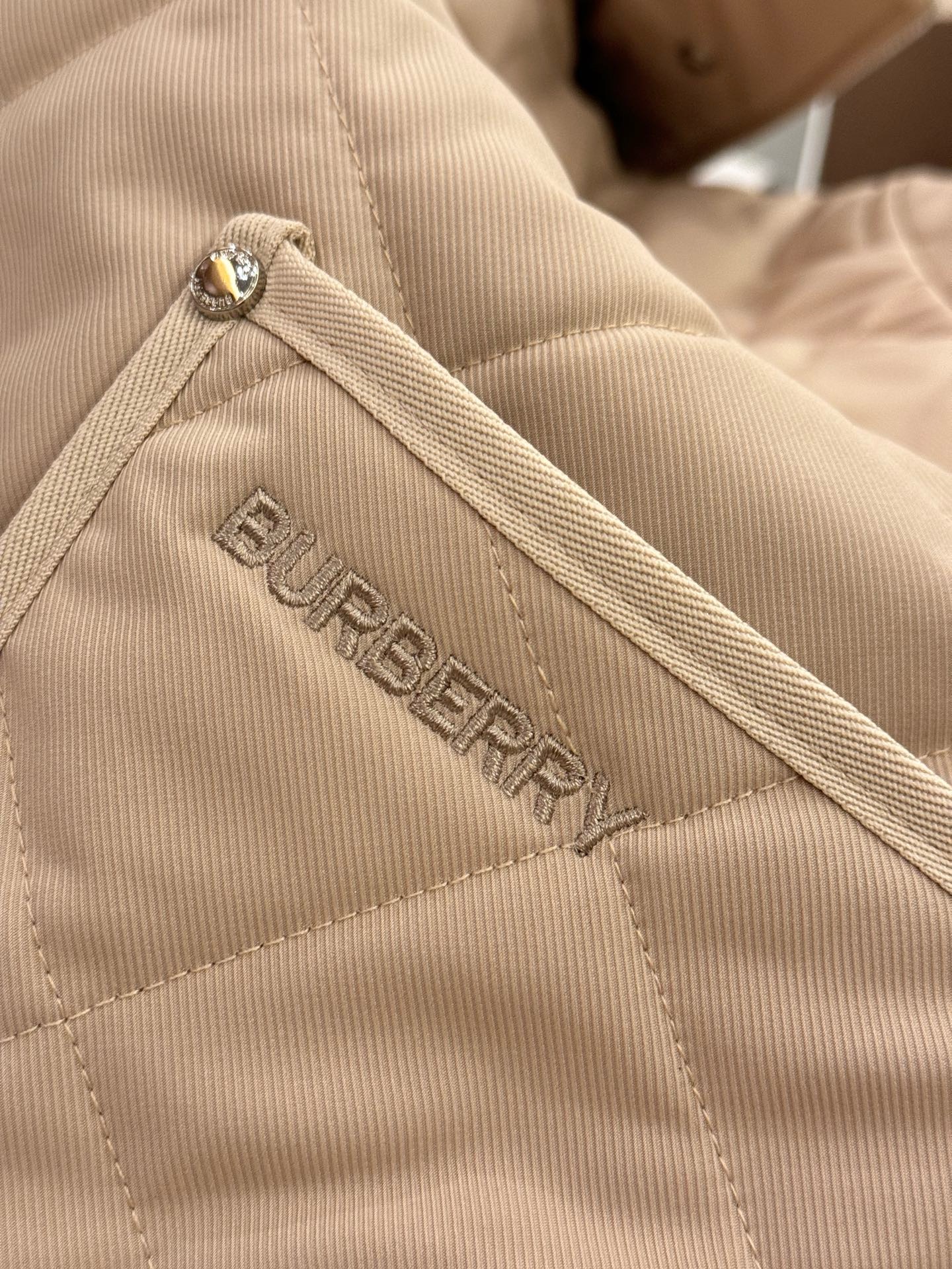 Куртка женская в стиле Burberry укороченная светло-коричневого цвета с вельветовым воротником