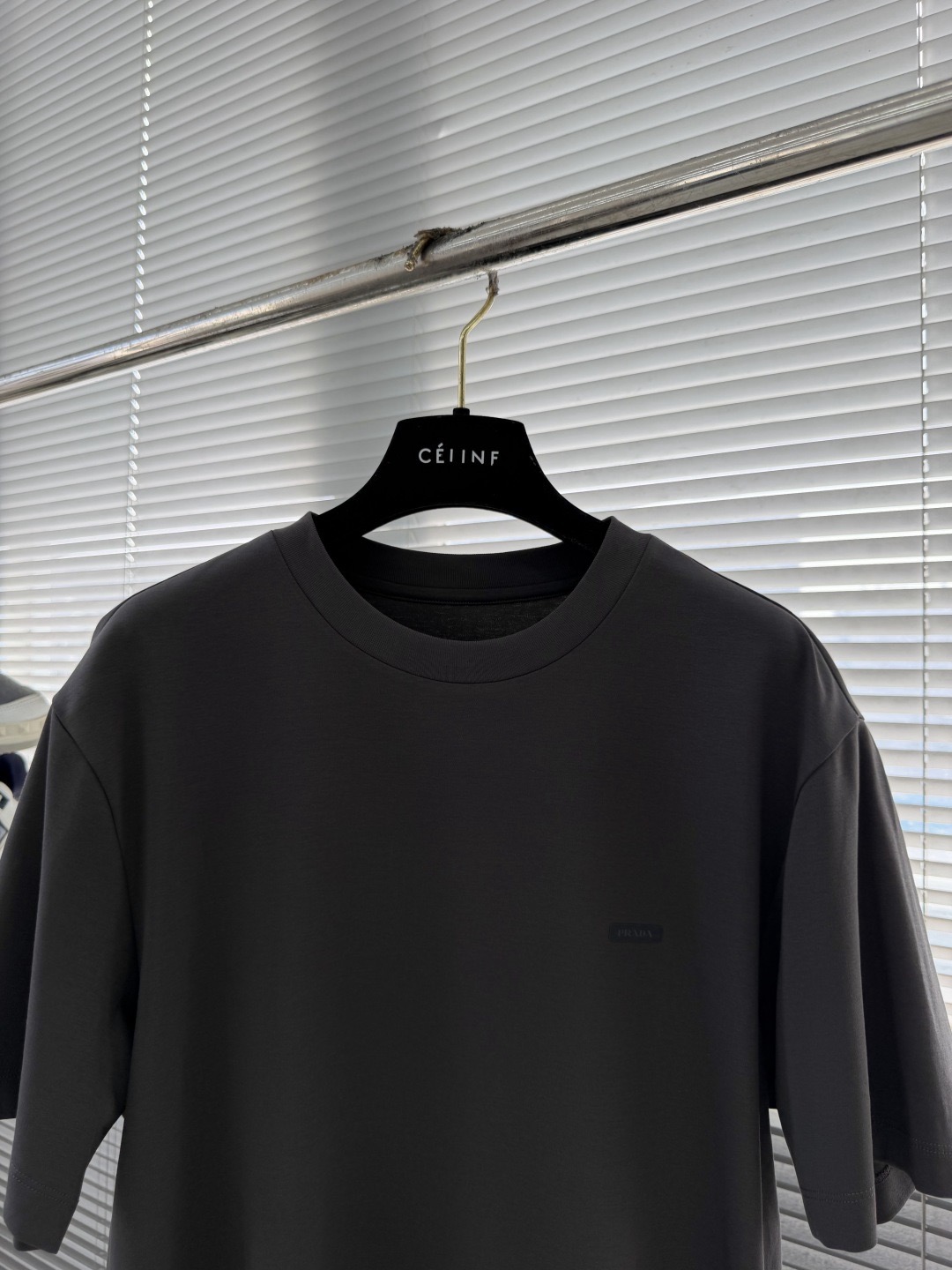 Футболка мужская в стиле Prada минималистичная с логотипом графитового цвета