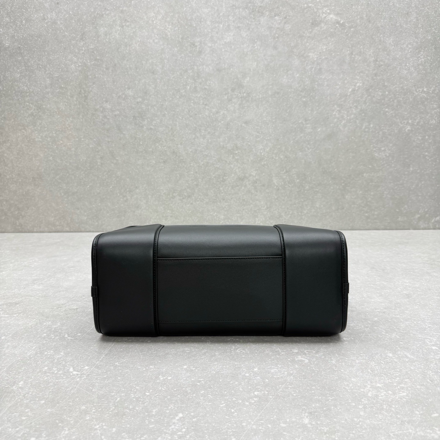 Сумка Loewe Amazona 180 чёрного цвета