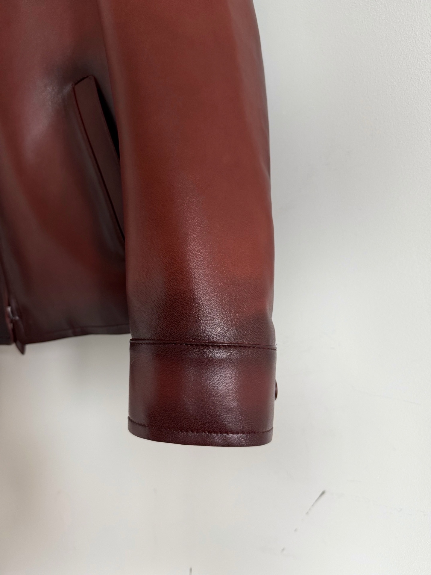 Куртка мужская Berluti бордово-коричневого цвета с эффектом потёртости