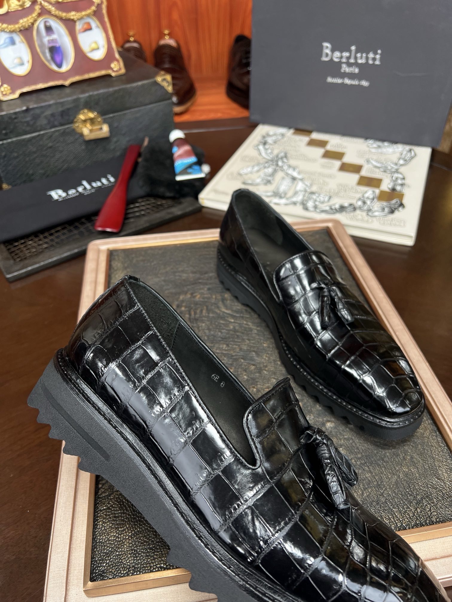 Лоферы мужские в стиле Berluti из кожи крокодила черного цвета