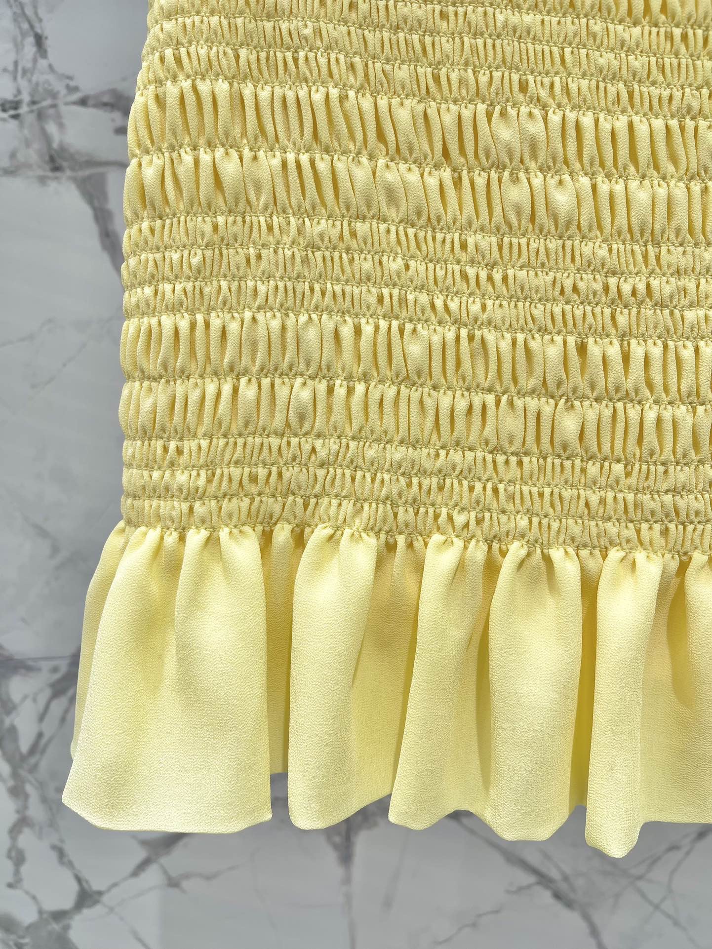 Юбка женская в стиле Saint Laurent жёлтого цвета с рельефной отделкой и оборкой