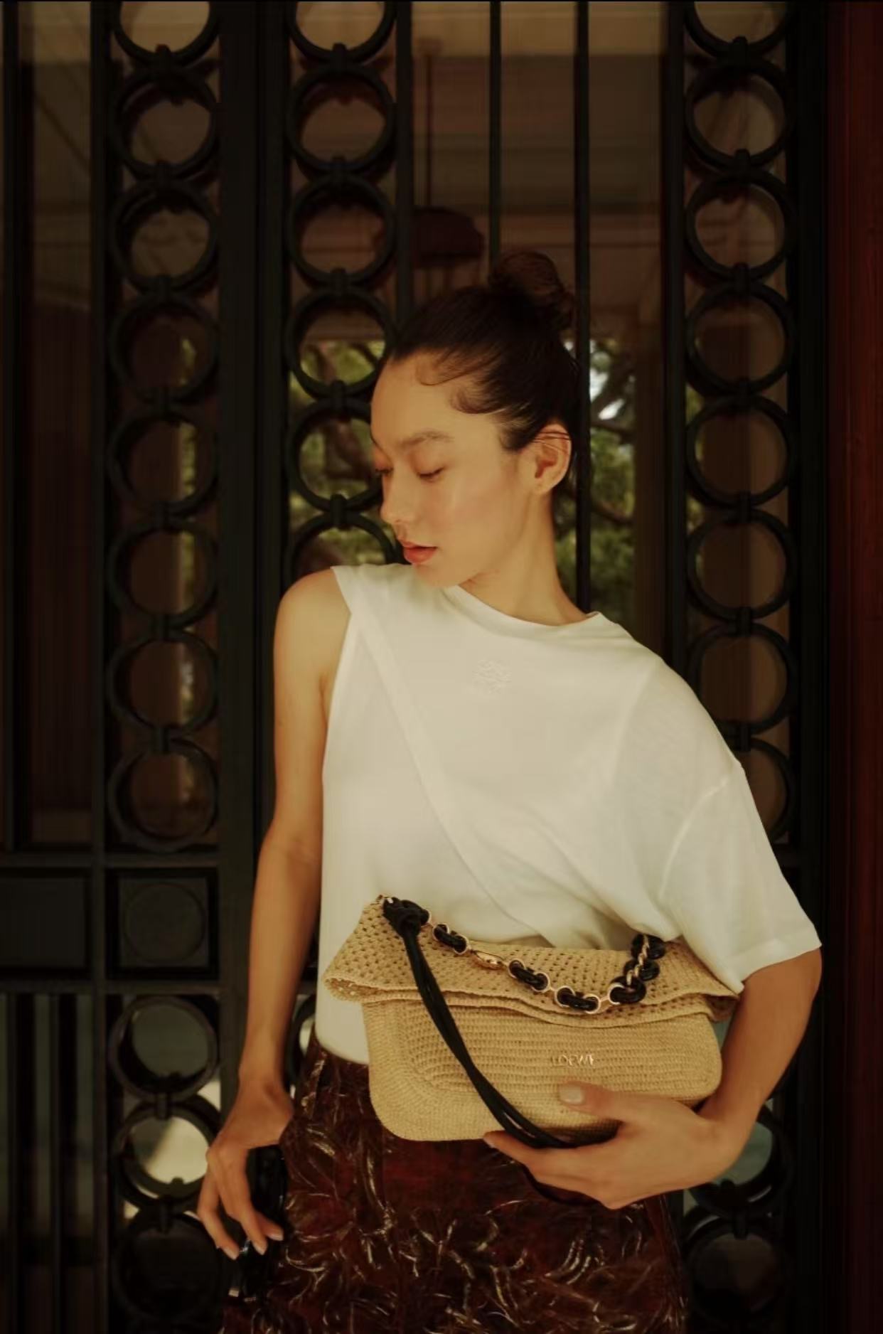 Сумка женская в стиле Loewe Paula’s Ibiza Ola бежевого цвета с цепью