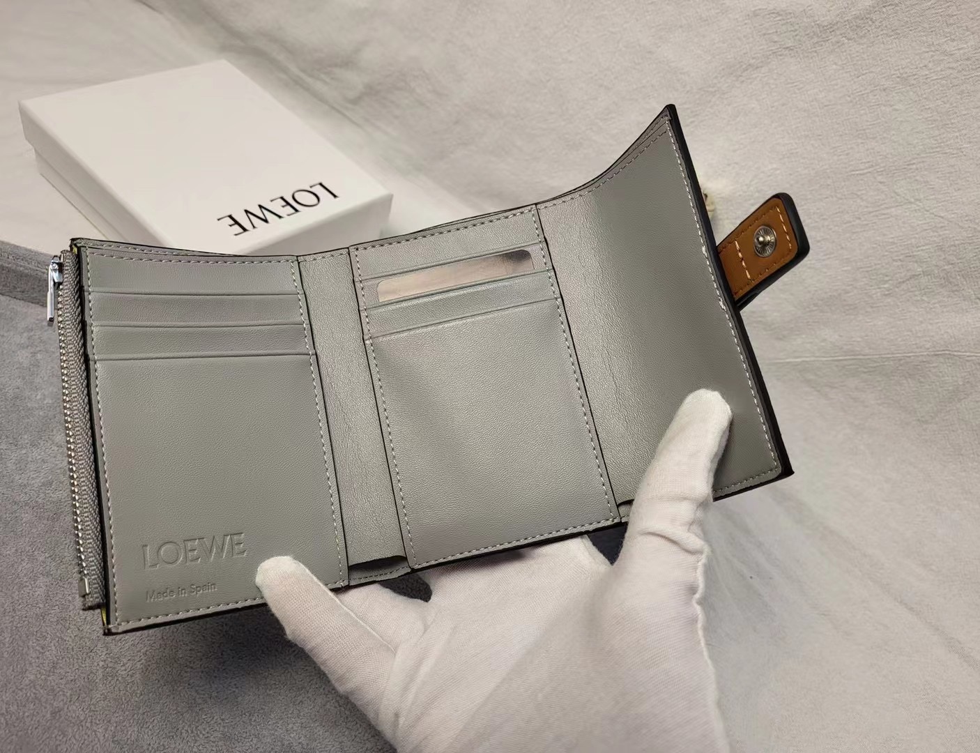 Кошелёк женский в стиле Loewe Anagram L1102 коричневого цвета с контрастным ремешком