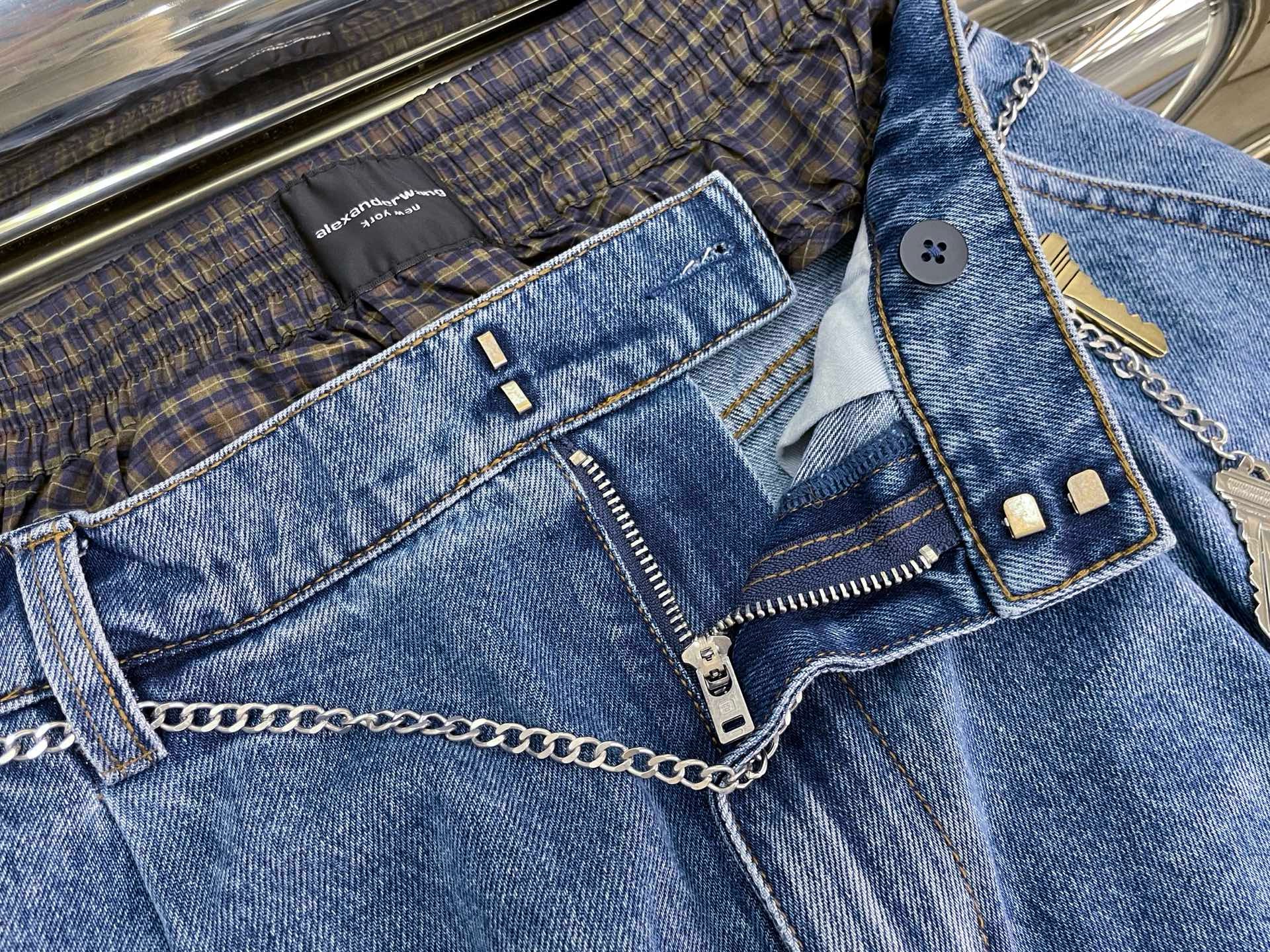 Джинсы женские в стиле Alexander Wang с металлической цепочкой синего цвета