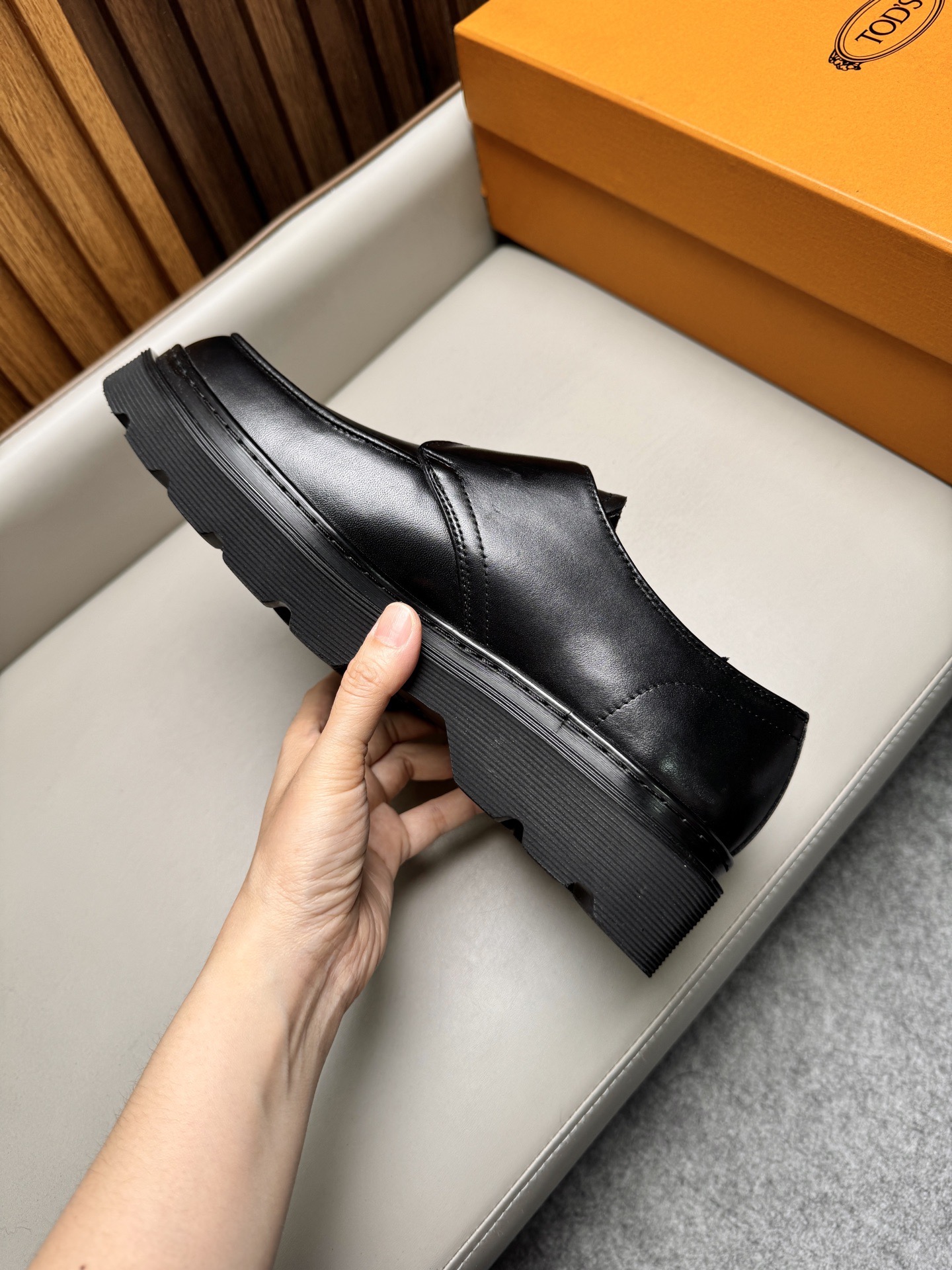 Лоферы мужские в стиле Tod’s черного цвета с пряжкой на массивной подошве