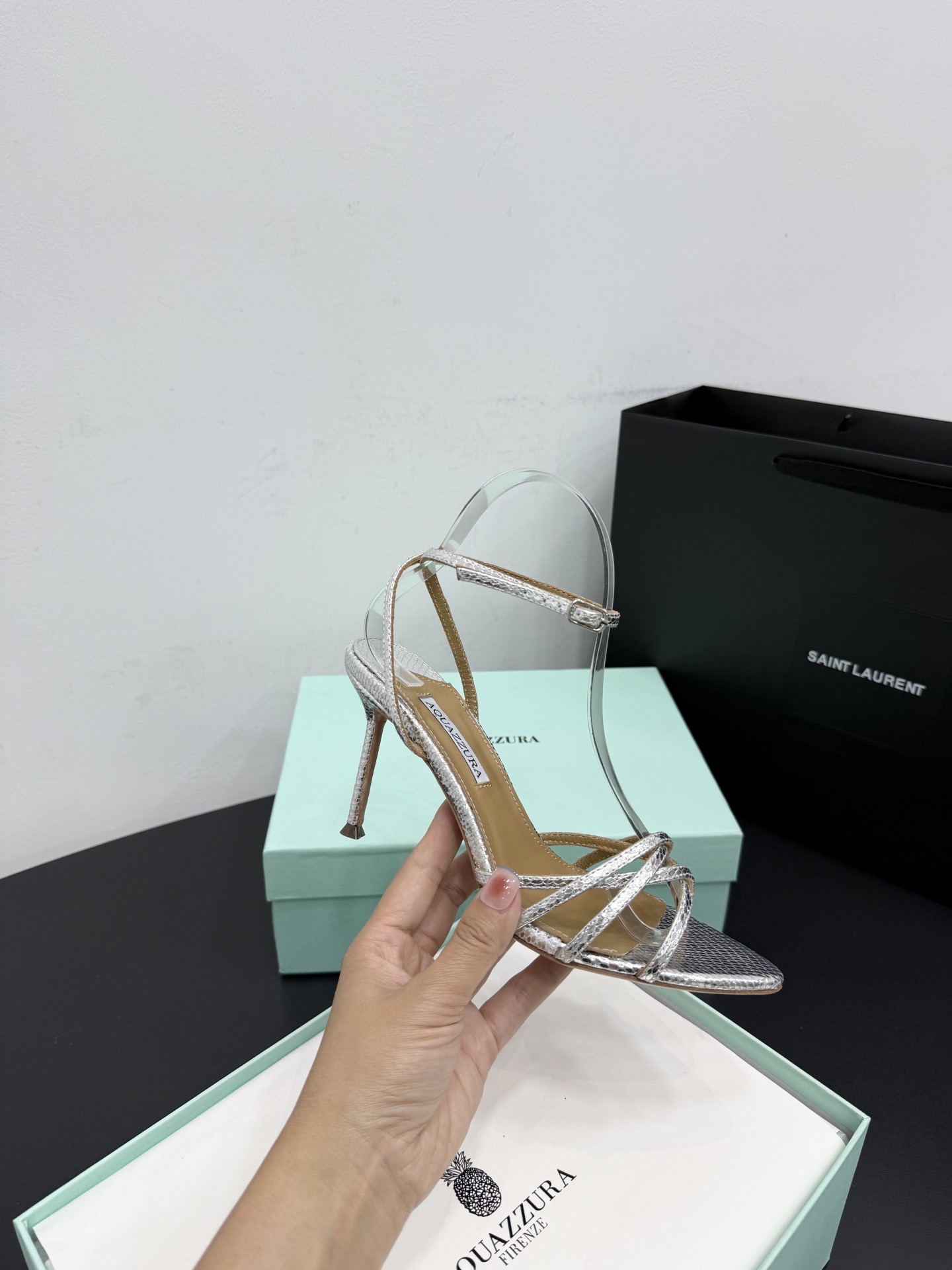 Босоножки женские Aquazzura серебристого цвета