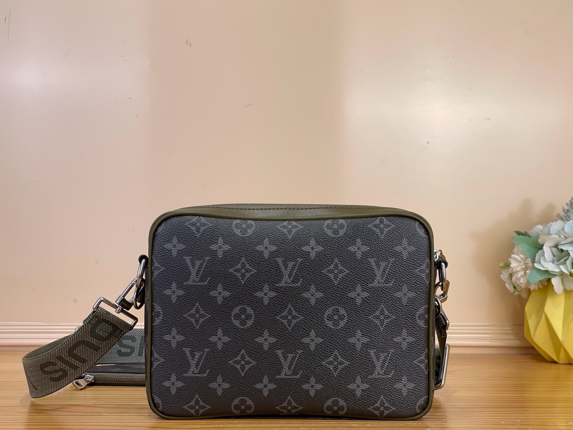 Сумка мужская Louis Vuitton Trio из канвы и кожи чёрно-зелёного цвета