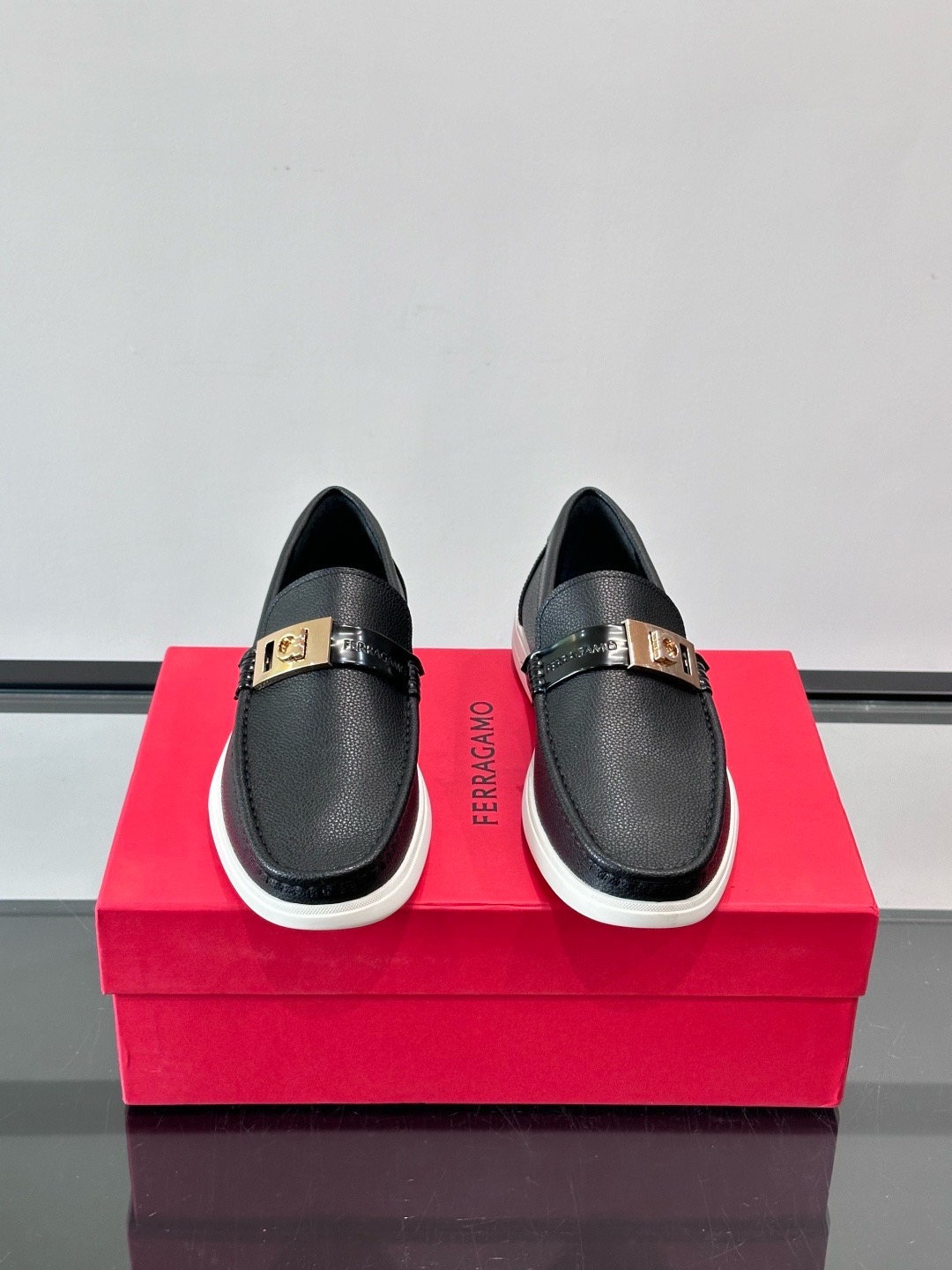 Лоферы мужские в стиле Ferragamo Gancini черного цвета на белой подошве
