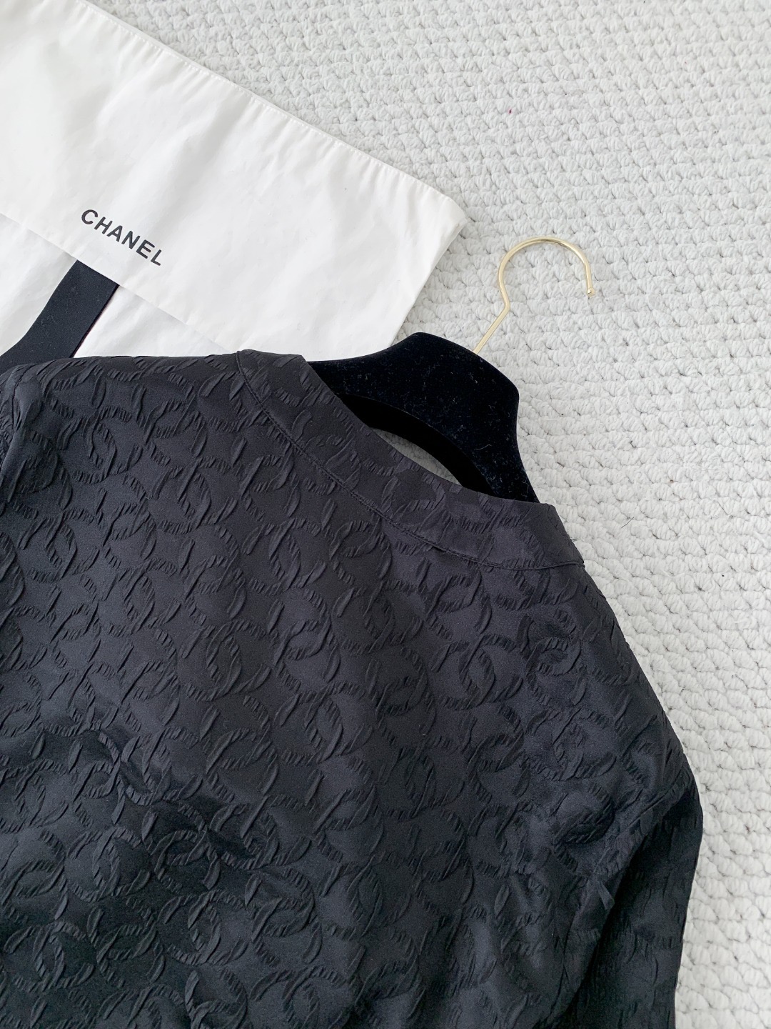 Блуза женская в стиле Chanel с круглым вырезом и бантом из жаккардовой ткани чёрного цвета с прозрачными рукавами