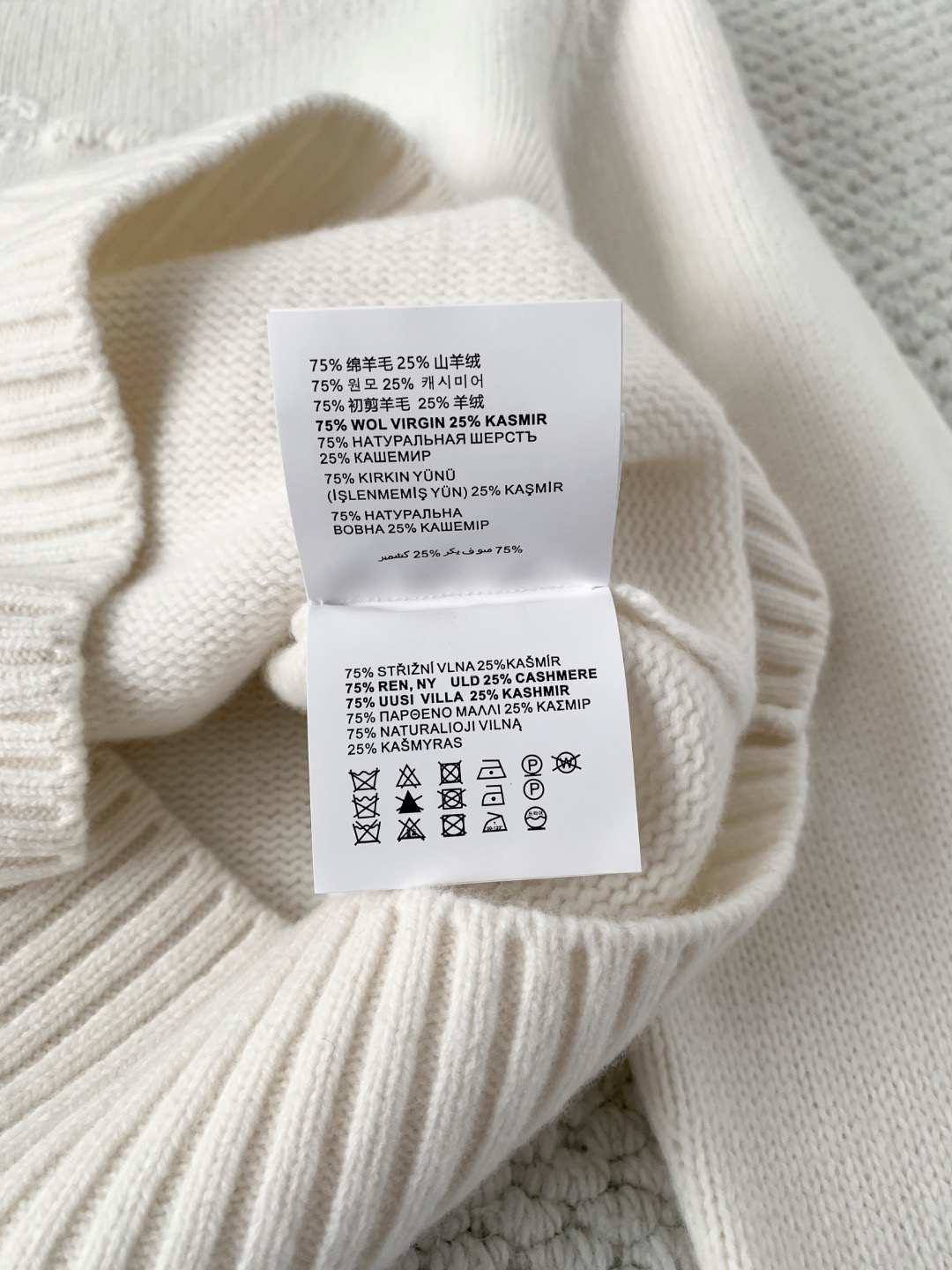 Свитер женский в стиле Prada из шерсти белого цвета с фирменной вышивкой