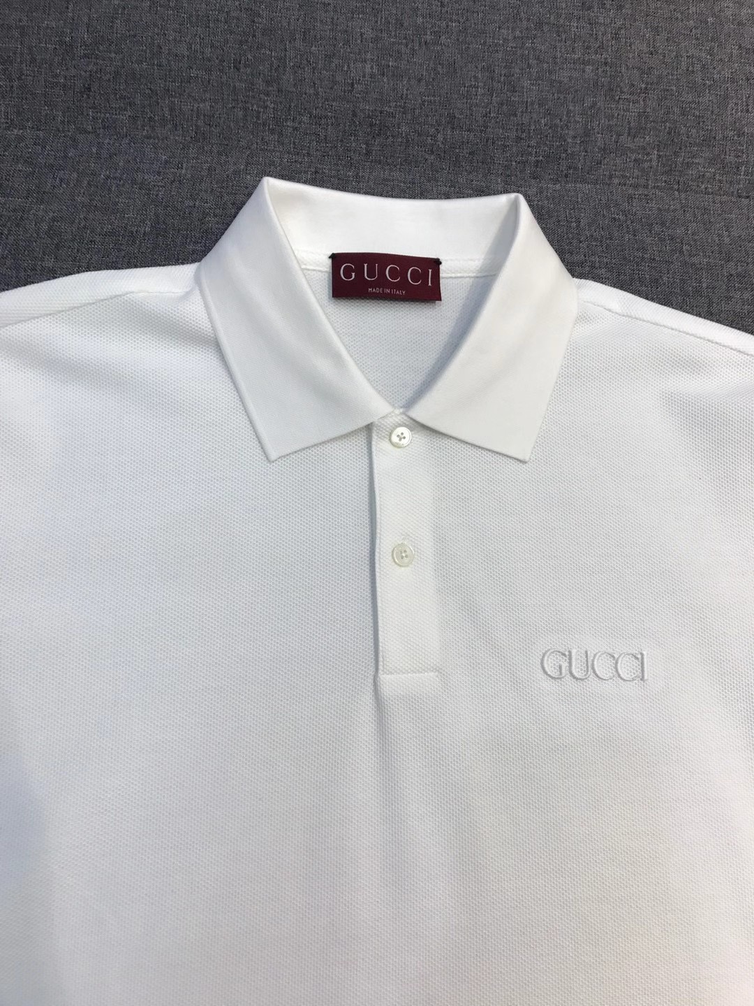 Поло мужское в стиле Gucci с коротким рукавом белого цвета