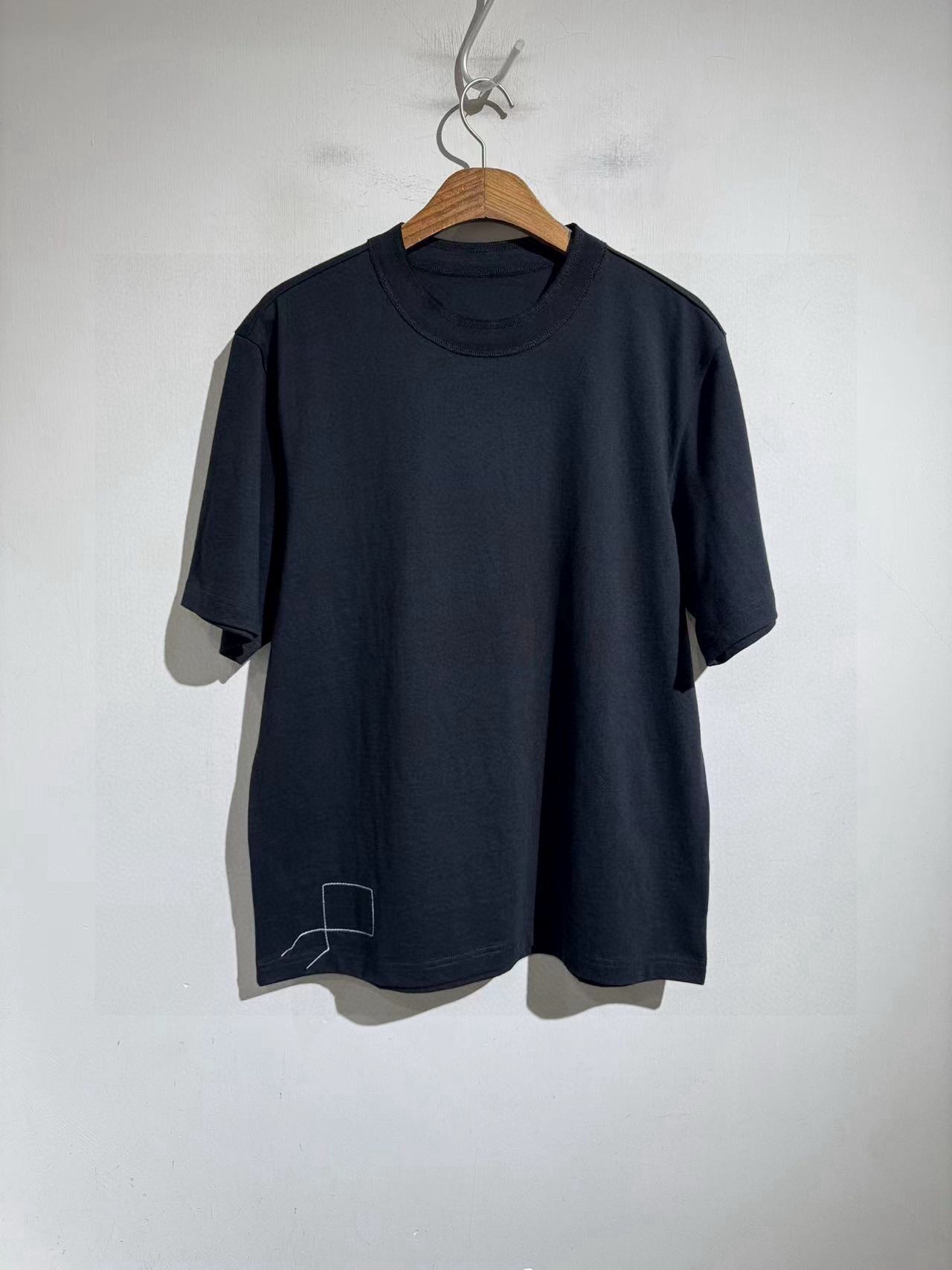 Футболка унисекс в стиле Sacai из хлопка чёрного цвета с принтом логотипа