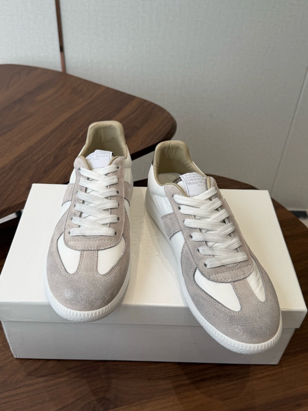 Кроссовки Maison Margiela Replica бело-бежевого цвета
