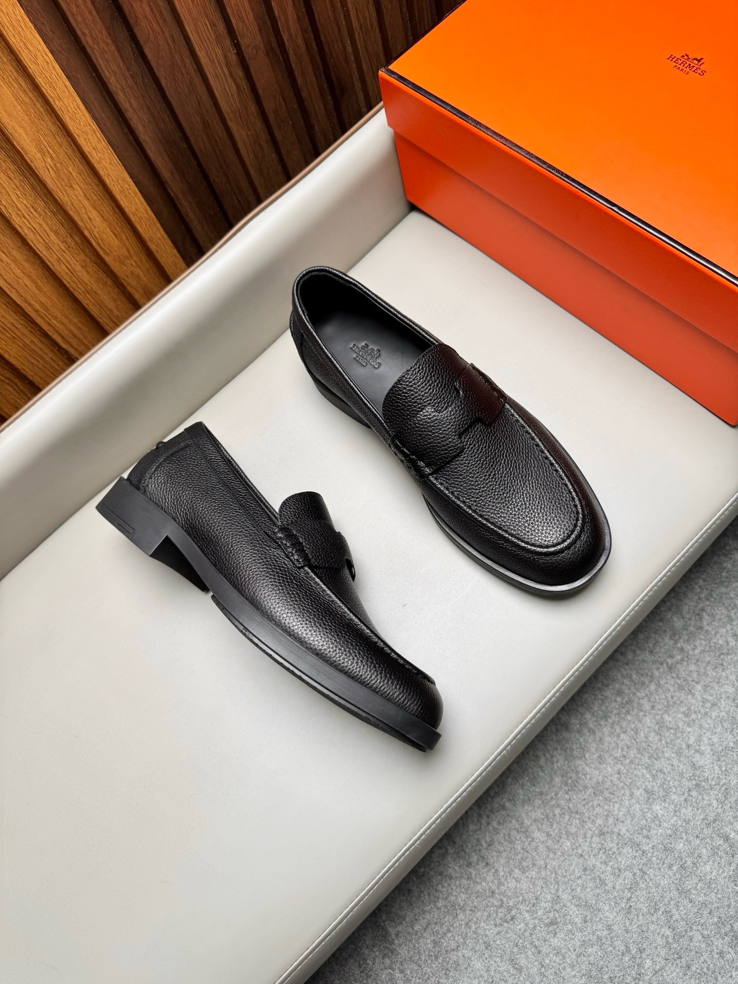 Лоферы мужские в стиле Hermes из натуральной кожи черного цвета
