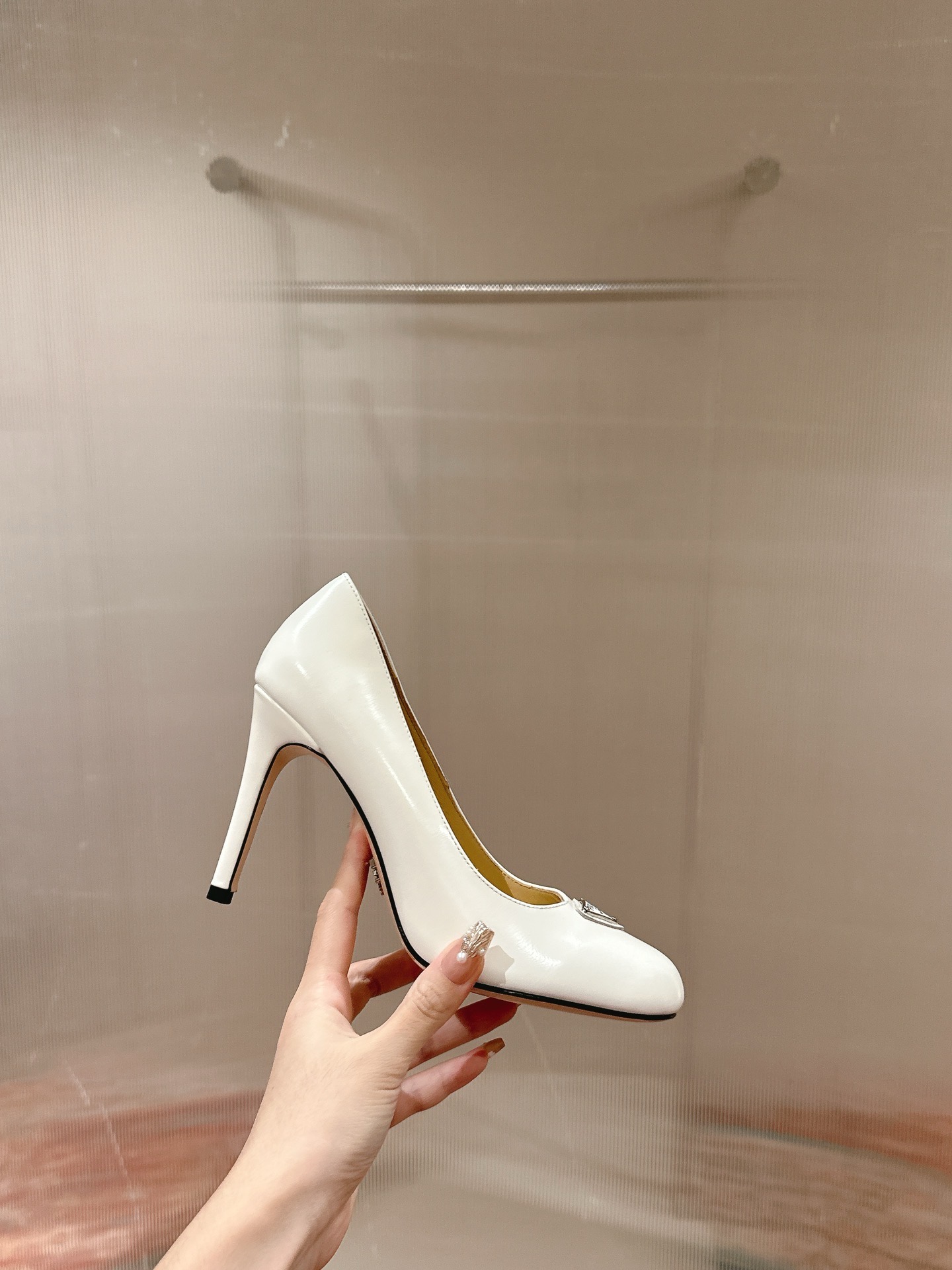 Туфли женские Prada из натуральной лакированной кожи белого цвета