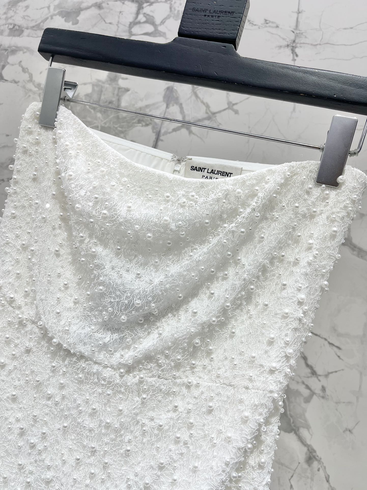 Платье женское в стиле Saint Laurent вечернее с декором из жемчуга и пайеток белого цвета