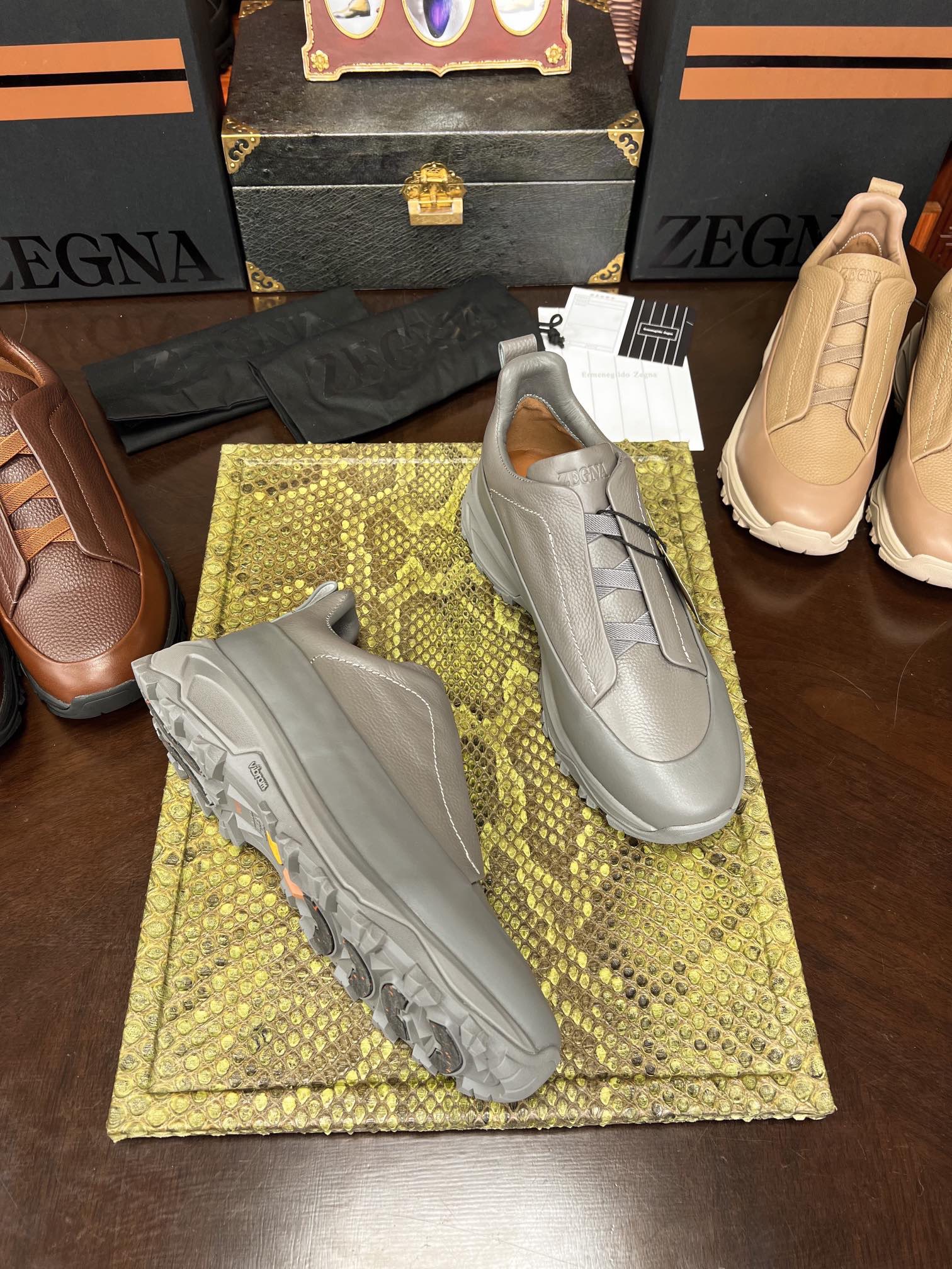 Кроссовки мужские в стиле Zegna Triple Stitch из натуральной кожи серого цвета