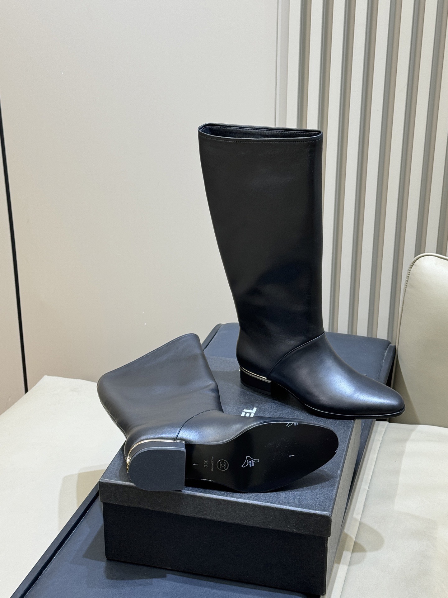 Сапоги женские Chanel Métiers d’art High Boots черного цвета
