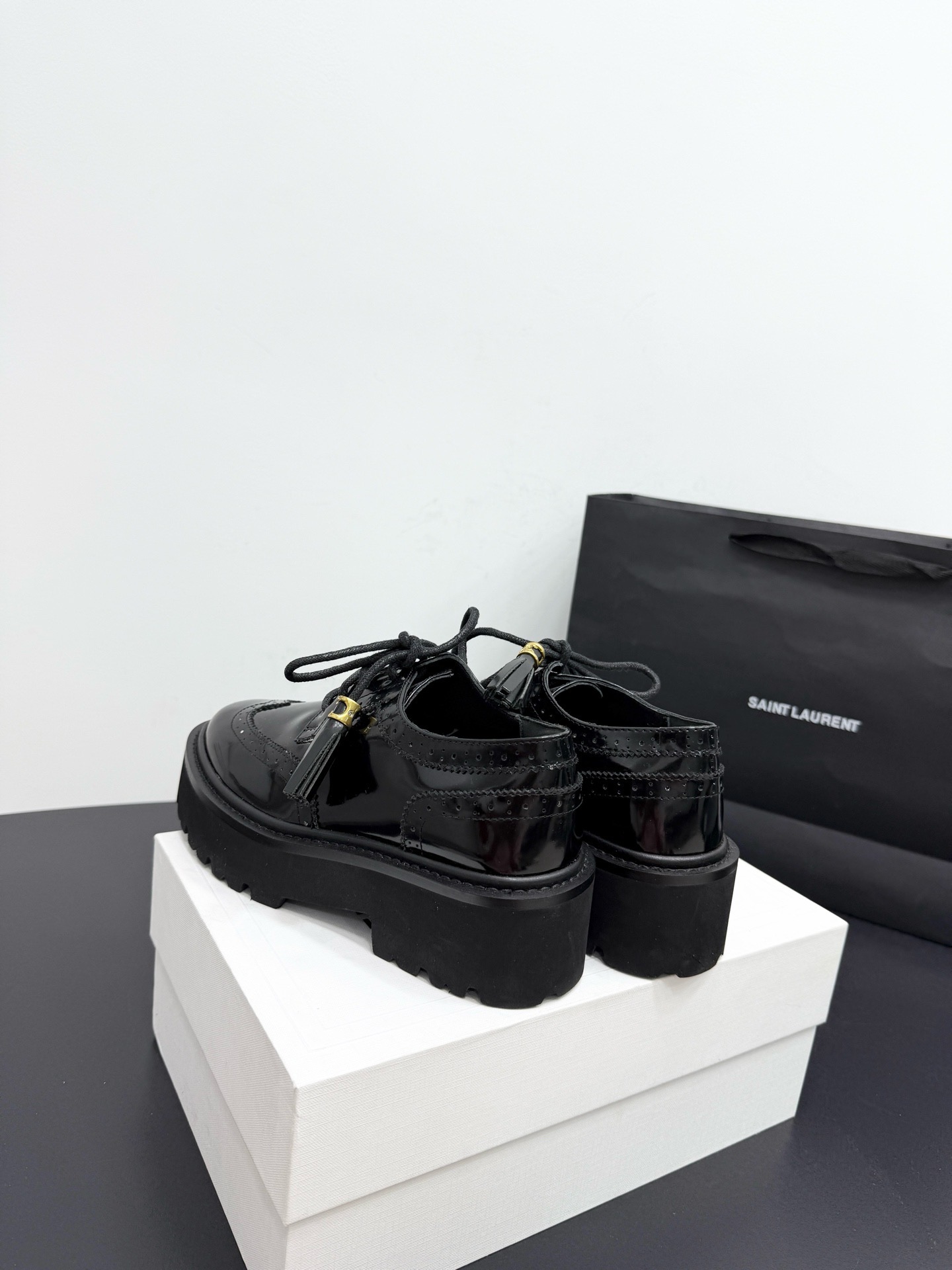 Лоферы женские Celine на шнуровке из натуральной лаковой кожи черного цвета
