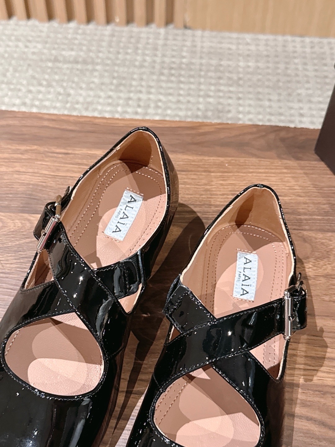 Балетки женские в стиле Alaïa с ремешками черного цвета