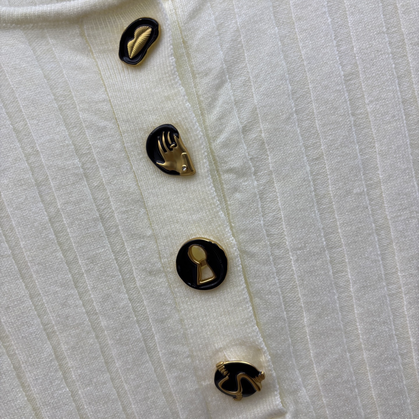 Свитер женский в стиле Schiaparelli молочного цвета с декоративными пуговицами