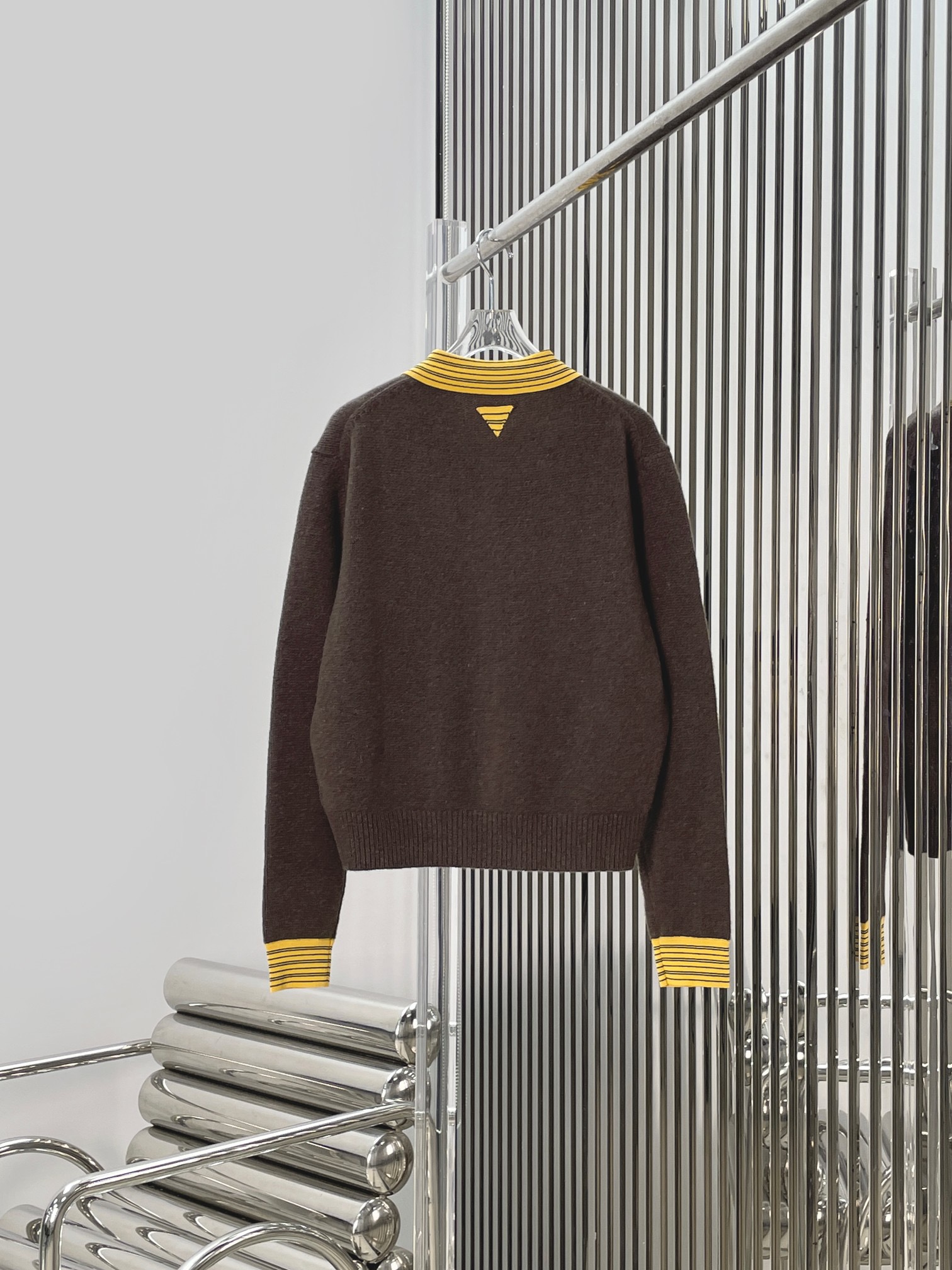 Кардиган женский в стиле Prada коричневого цвета с контрастным воротником и декоративной отделкой