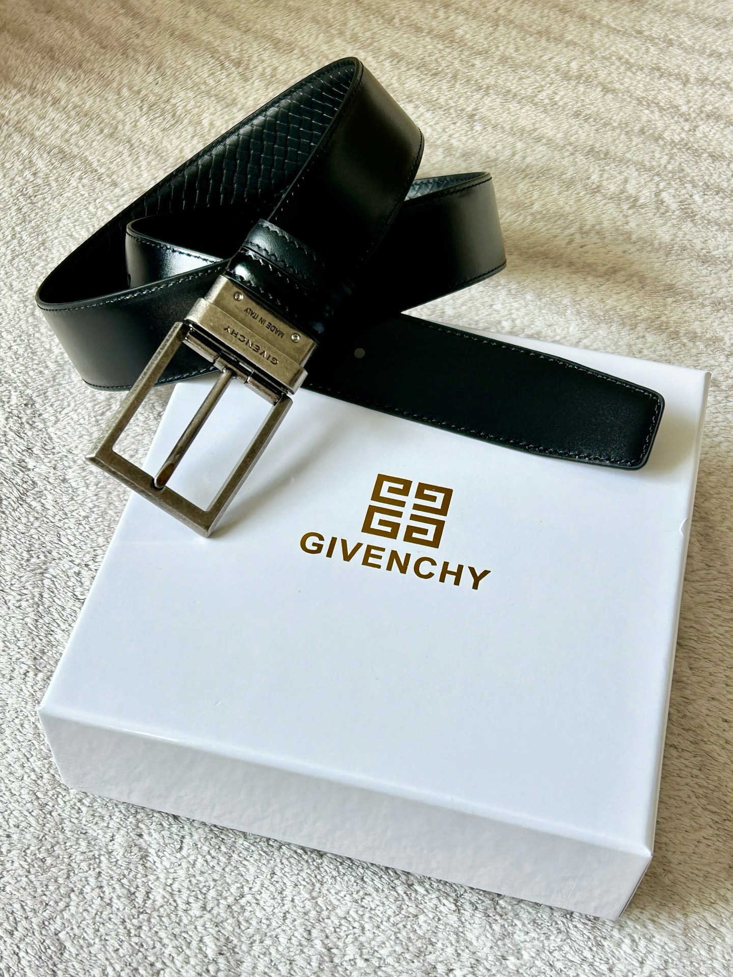 Ремень мужской Givenchy чёрного цвета и пряжкой стального цвета