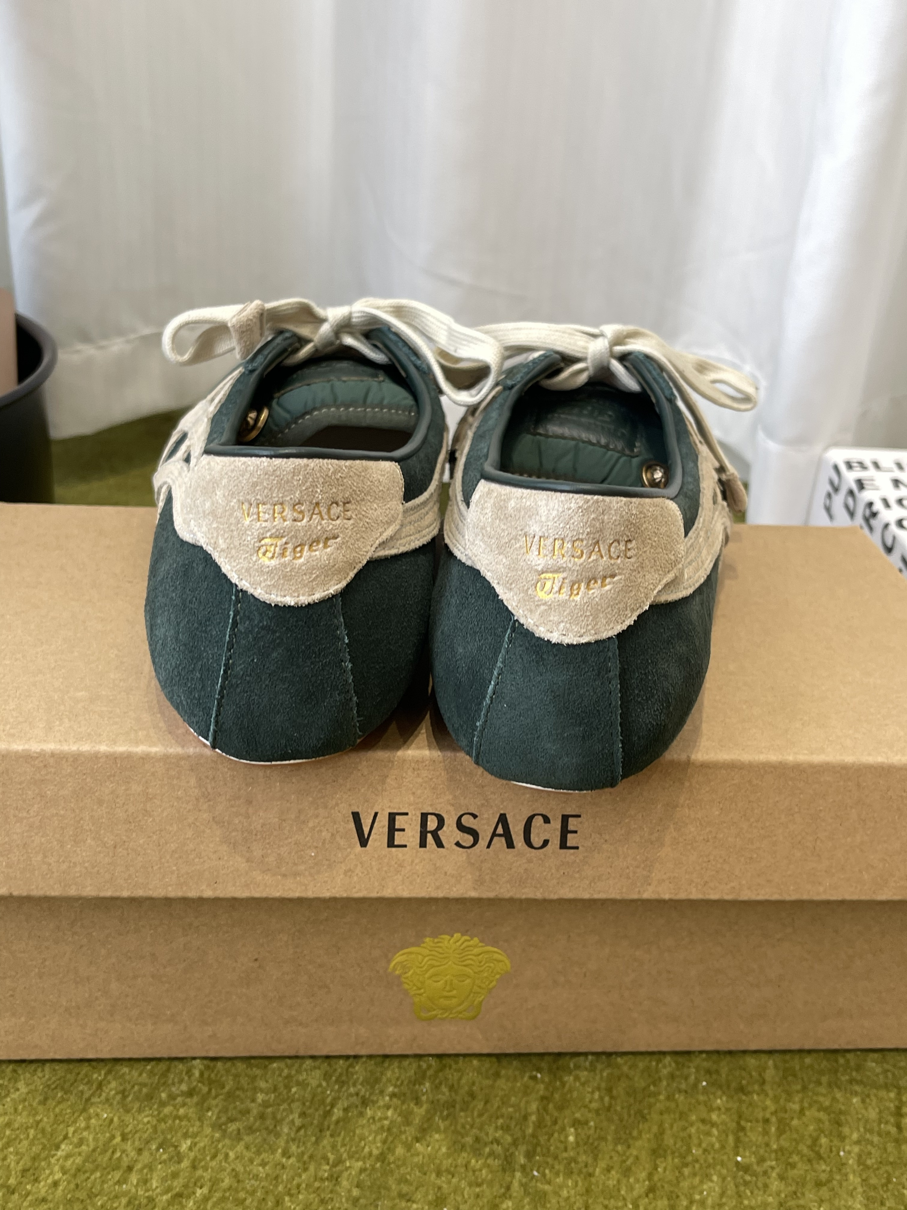 Кроссовки женские Onitsuka Tiger x Versace TAI-CHI Sakura зеленого цвета