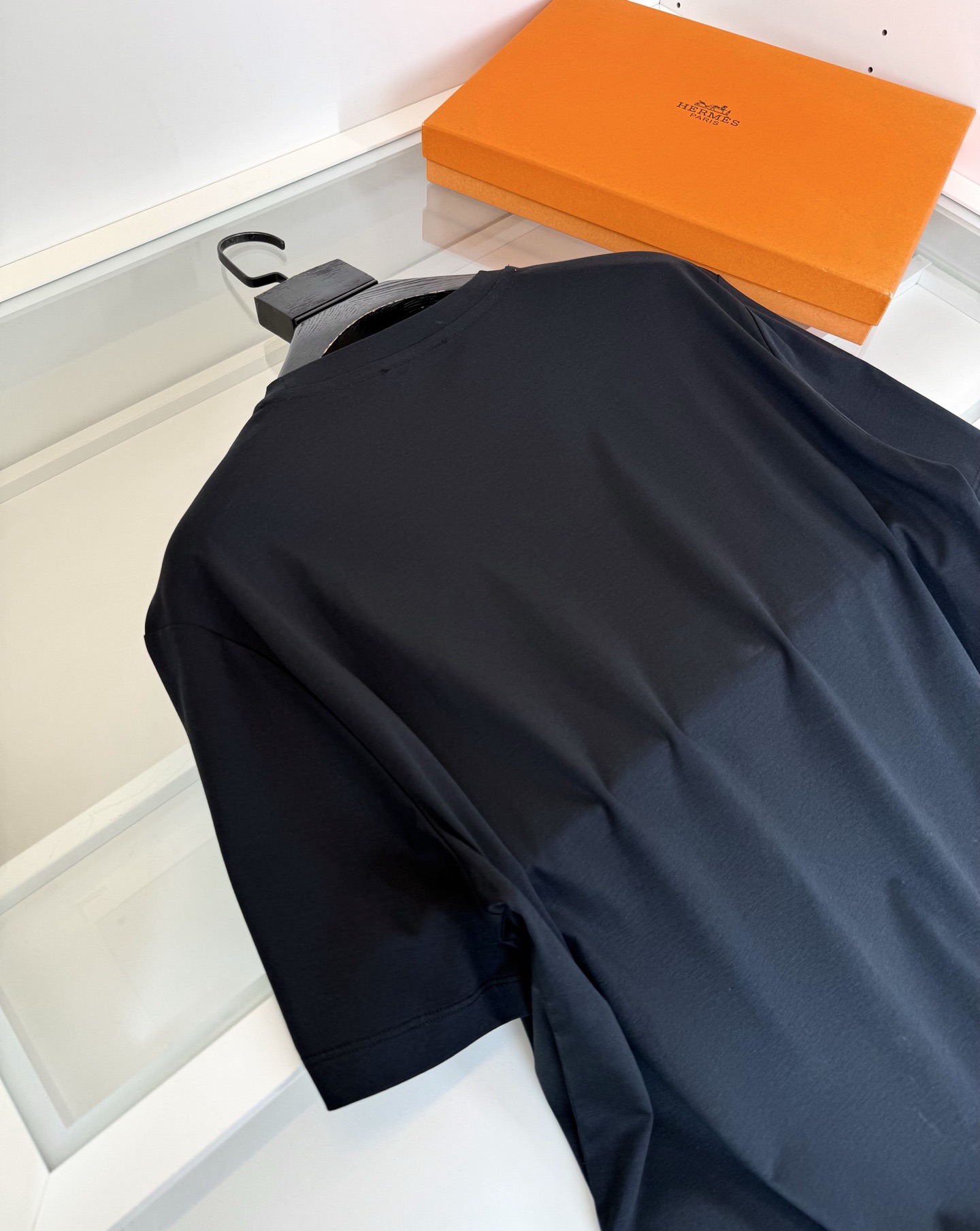Футболка мужская в стиле Hermes чёрного цвета с вышивкой