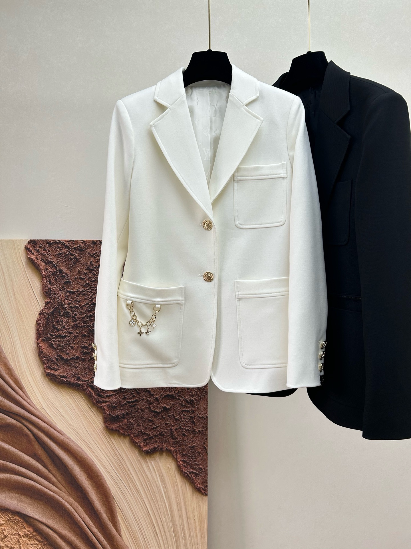 Жакет женский Louis Vuitton белого цвета с цепочным декором и фирменными пуговицами