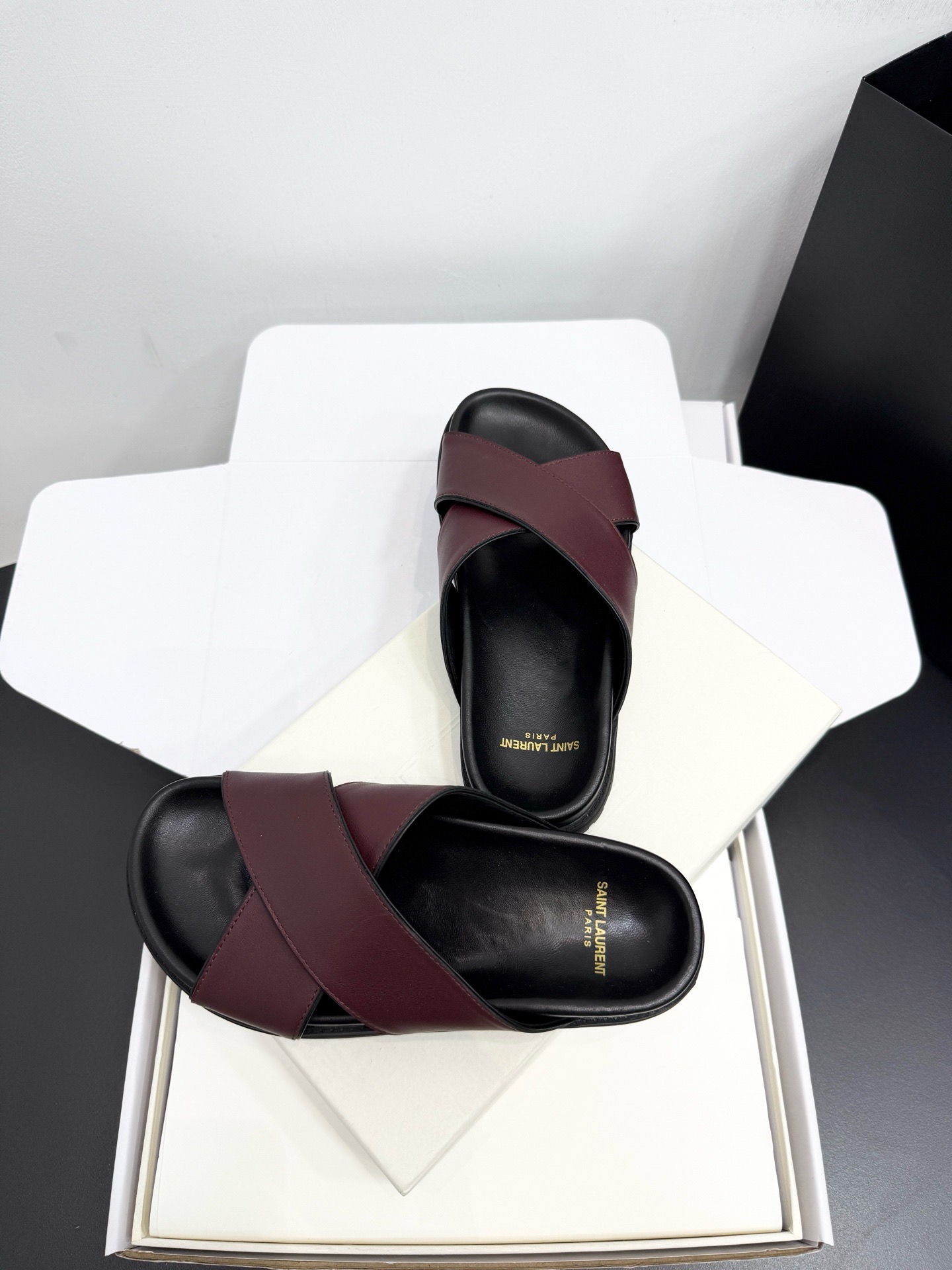 Шлепанцы женские в стиле Saint Laurent бордового цвета