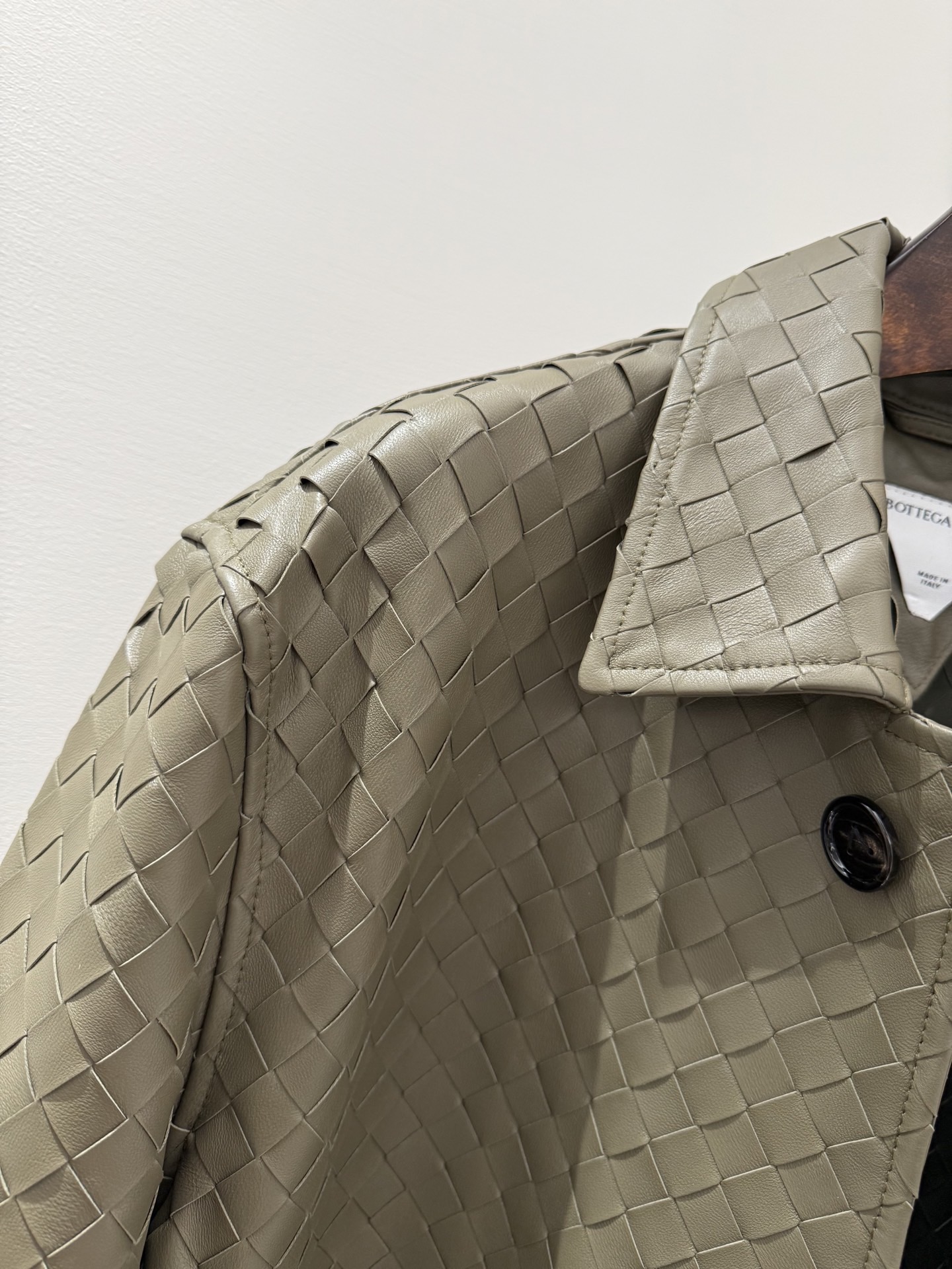 Пальто мужское в стиле Bottega Veneta оливково-бежевого цвета с плетением Intrecciato