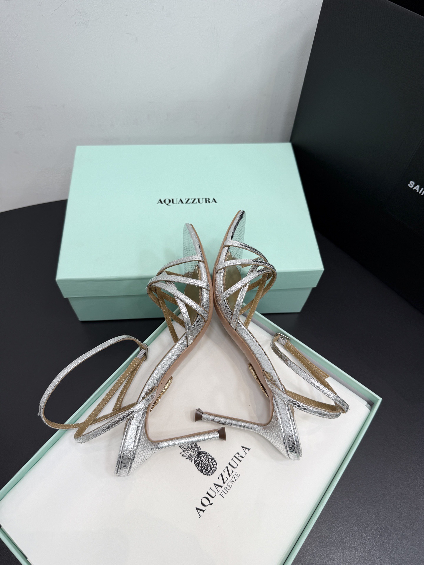 Босоножки женские Aquazzura серебристого цвета